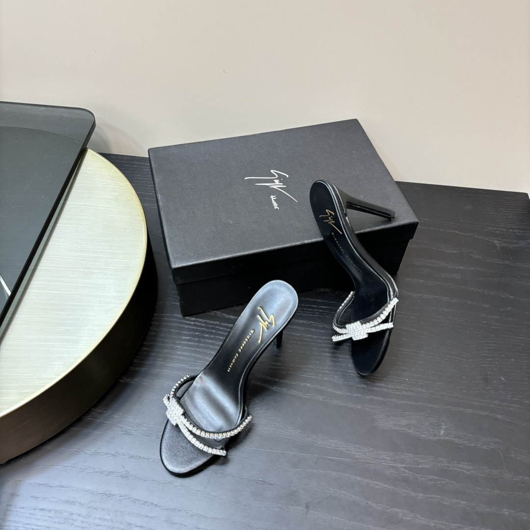 NO:233690,The highest version of Giuseppe Zanotti—SS fall new product!  GZ Diamond Button Single Shoes/Slippers Series New Fall Series Rhinestone High Heel Sandals!  Why do you miss a pair of fairy shoes in the light summer when pointed high-heeled slippers? When you match various small skirts, you don’t pick on the feet at all. The transparent flashing diamonds show a fantasy under the light. It’s so beautiful that it looks whiter and makes people feel overwhelmed!  The delicate crystal chain decoration illuminates the delicate and elegant lines of the ankle, unleashing infinite elegance and explore more selected high heels!  Fabric patent leather, outsole, genuine leather, outsole, size 35-42 (customized, 40, 41, 42) Heel height 8.5cm, high heels, sandals, high heels, slippers, skirts, Leather soles19860909最高版 Giuseppe Zanotti— SS秋季新品！GZ 钻扣单鞋/拖鞋系列 全新秋季系列水钻高跟凉鞋 ！ 尖头高跟拖鞋淡淡的夏日里怎么少得了一双仙女鞋 各种小裙子搭配起来 完全不挑脚型哦 通透的闪钻在光线的照耀下呈现幻彩 真的美的过分 上脚显白的让人上头！细巧水晶链饰点亮脚踝纤雅线条 释放无限优雅魅力 探索更多臻选高跟鞋！ 面料漆皮 大底真皮大底 码数35-42（40,41,42定制） 跟高8.5cm,高跟鞋,sandals,high heels,slippers,skirts,Leather soles,Women's Shoes