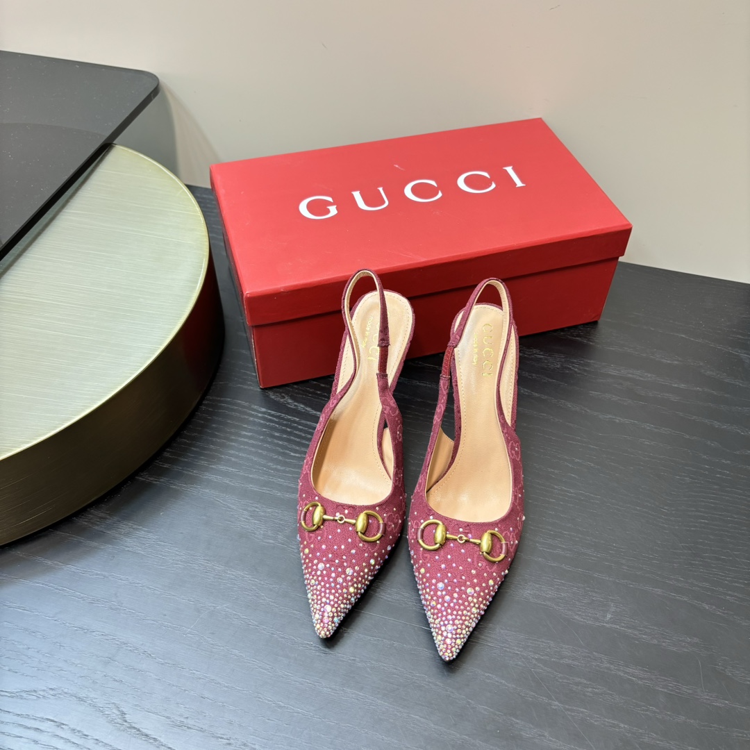 GUCCI 2024 новыя мадэлі босаножак з прамым носам і абцасам-коткай з упрыгожаннем з бліскучага каменя і матывам конскай аброці GG палатно