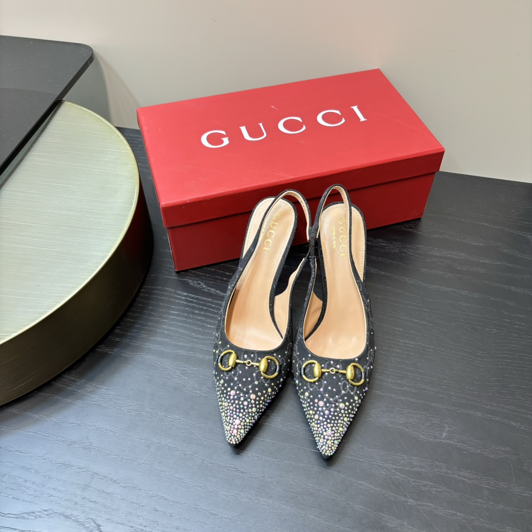 GUCCI 2024 новая мадэль босаножак з прамым носам і кошкавай пятой з дэкаратыўнымі стразамі і матывам GG на палатне