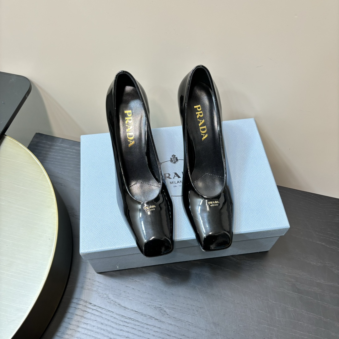 PRADA sandales à talon épais, bout carré, vernies, à l'arrière ouvert