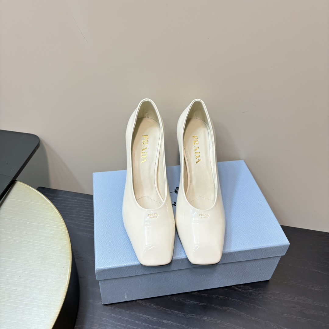 PRADA Sandales à talon épais, bout carré, vernies, à l'arrière ouvert