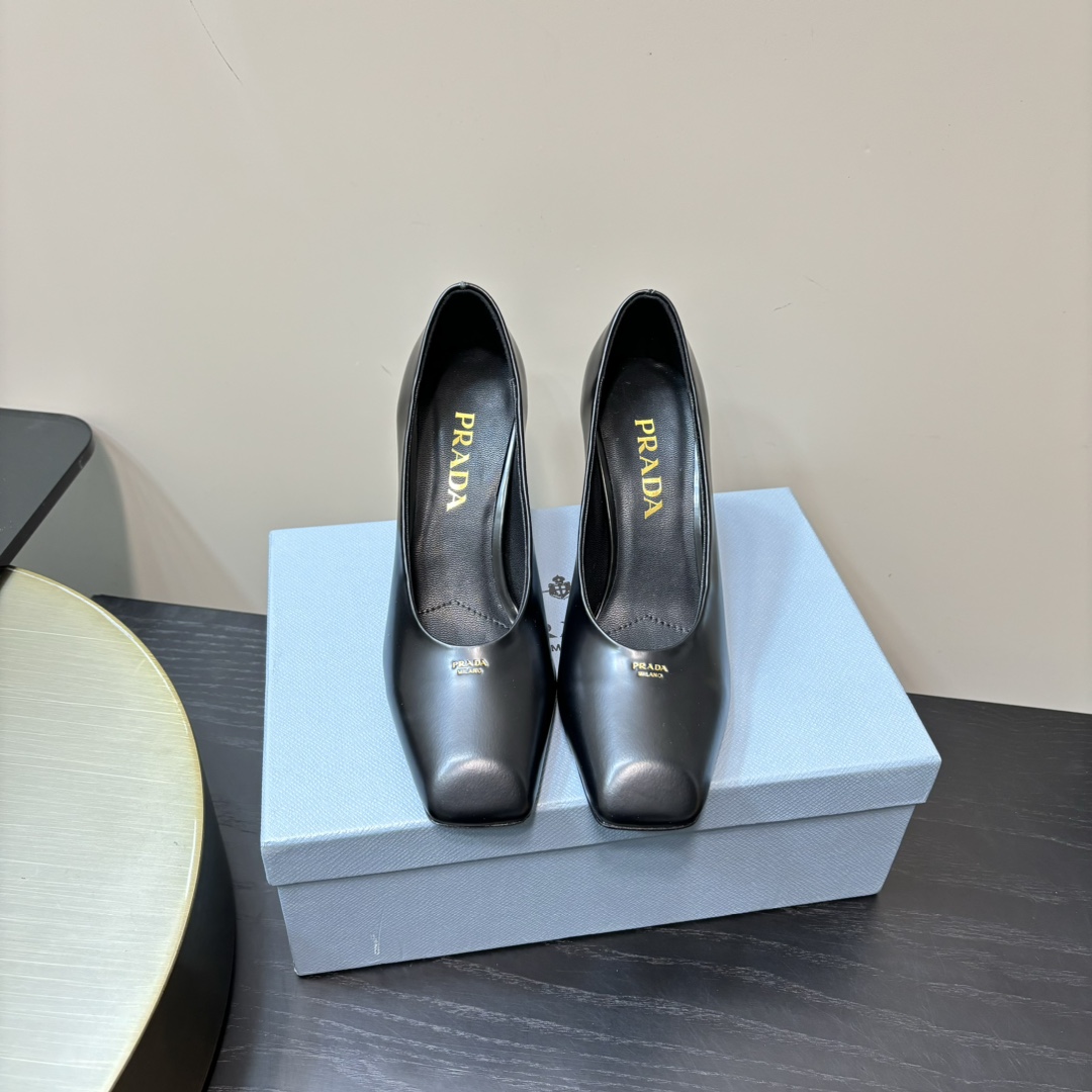 PRADA sandales à talon haut carré, bout carré, arrière ouvert, en cuir verni