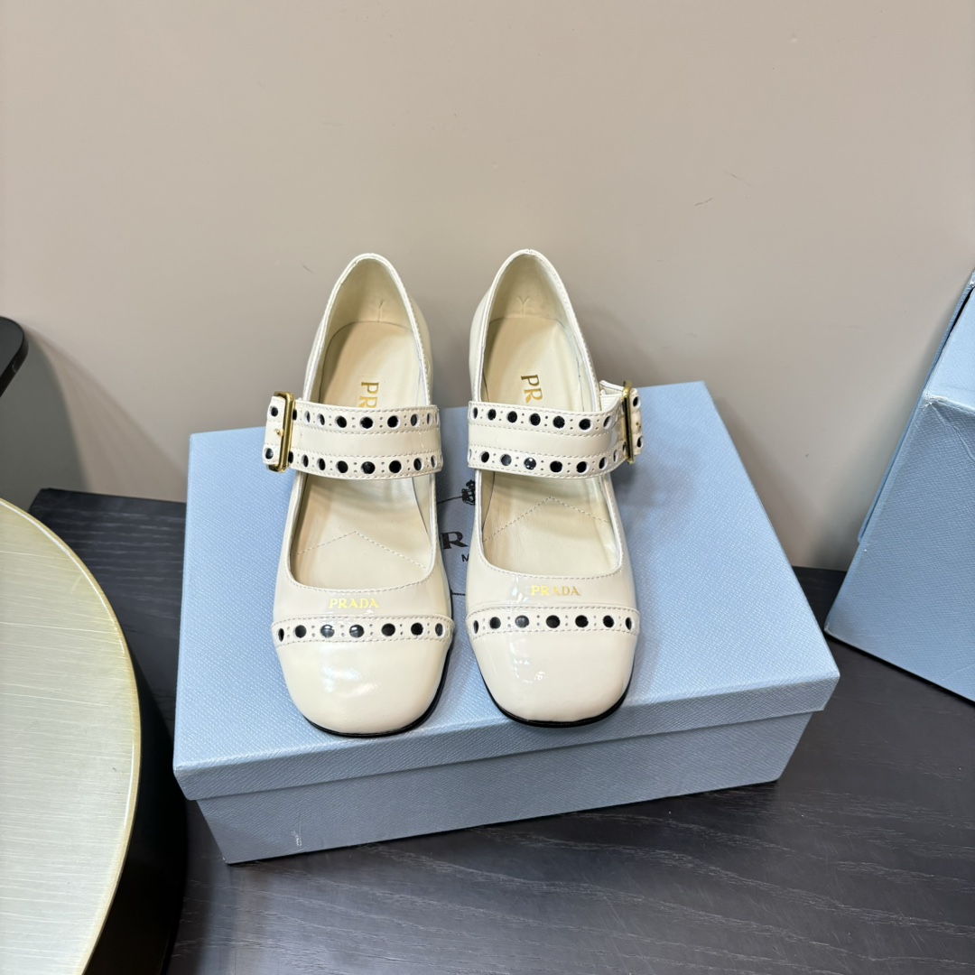 PRADA Mary Jane en cuir verni à talon épais