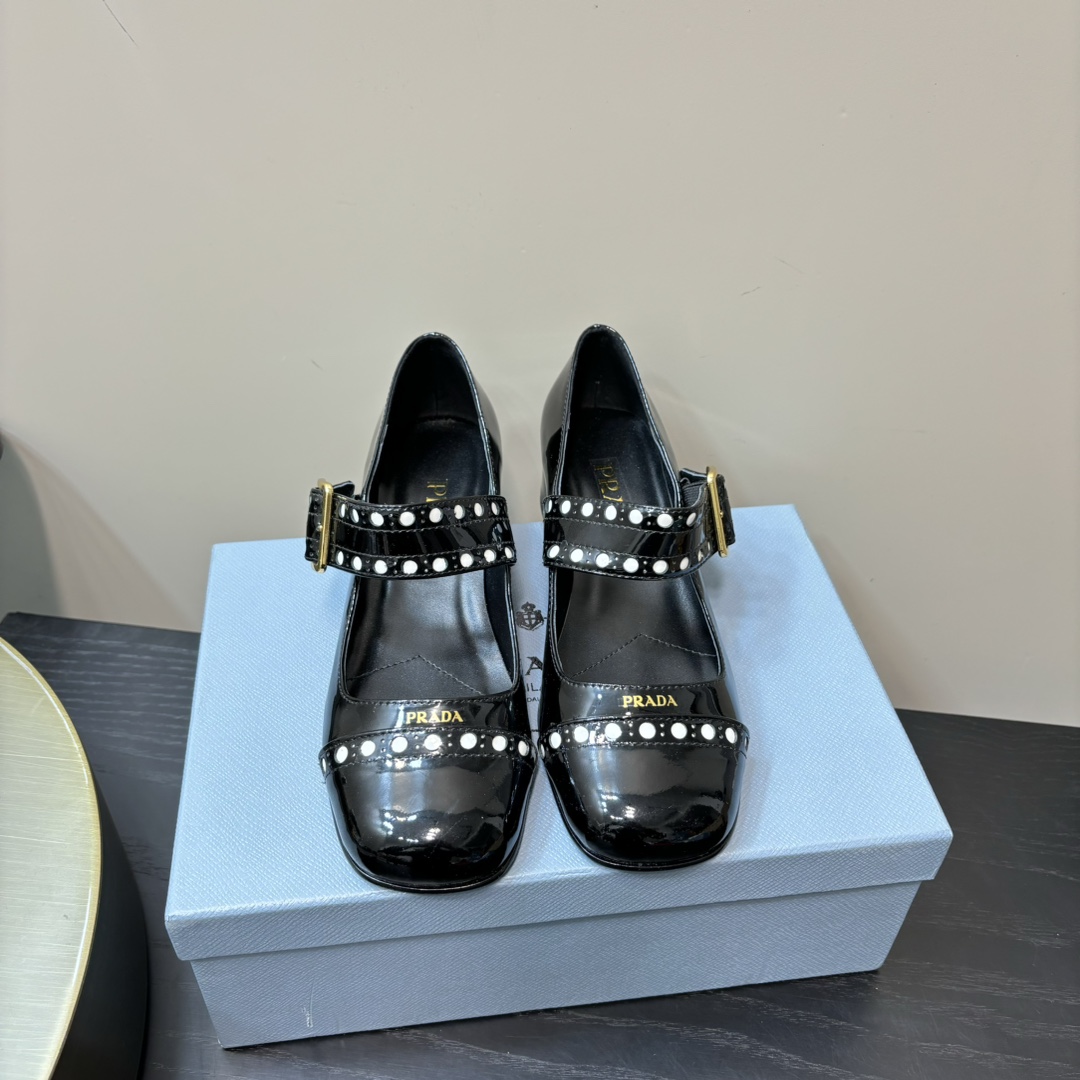 PRADA Mary Jane en cuir verni à talon épais