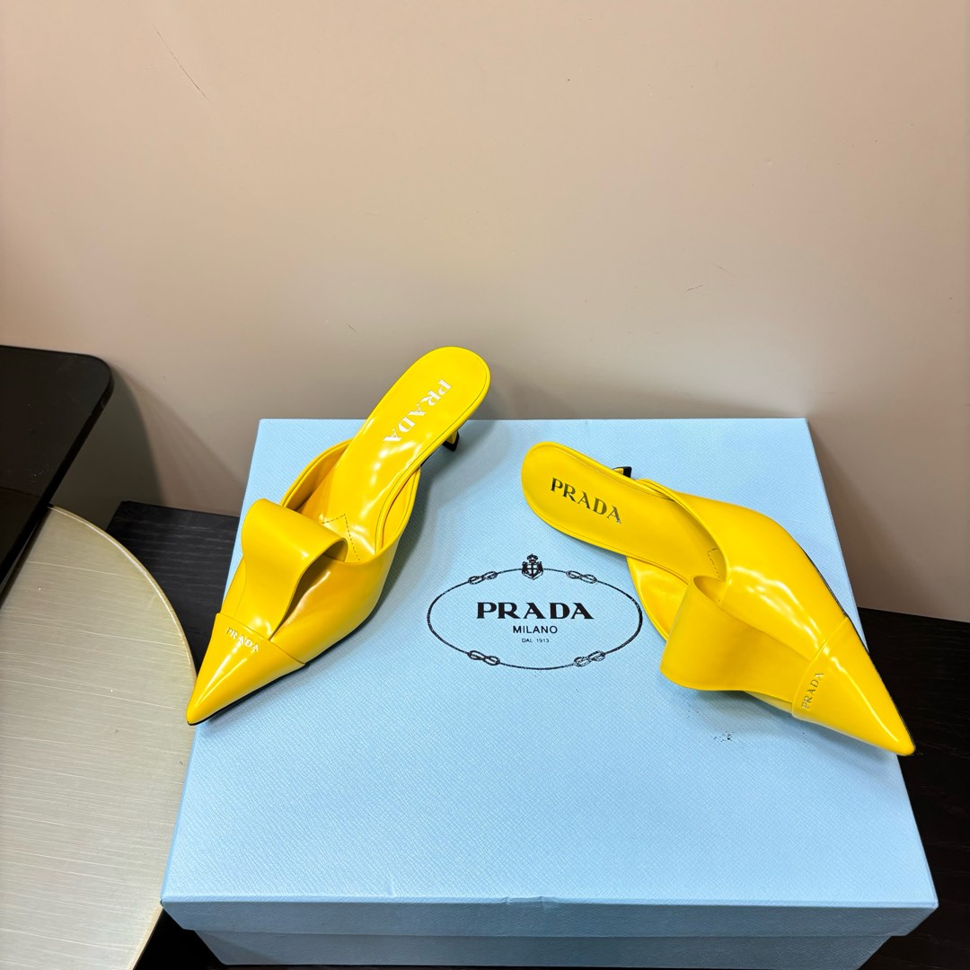 厂价💰310
PRADA/普拉达 经典春夏
三角标凉鞋单鞋系列
简单的设计大概就是它最让人喜欢的点
不是烂大街的那种 很有自己的品牌个性
面料采用开边珠
内里垫脚混种羊皮
意大利进口牛皮大底
Size：35-39（40/41定制）