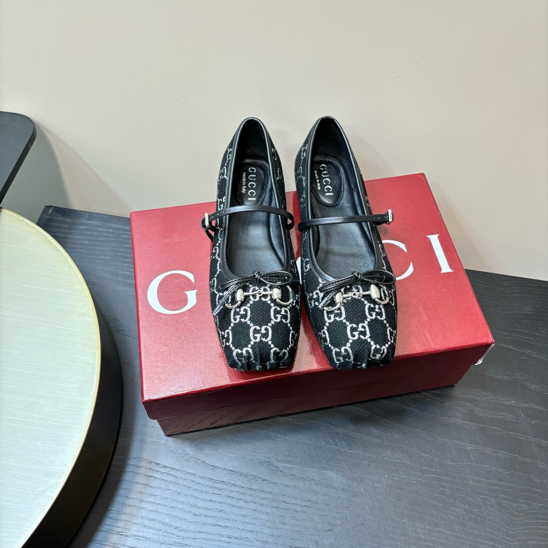 GUCCI 25年クルーズ ホースビット バレエシューズ ランウェイモデル+アンコラレッド スタッズ カスタム輸入生地 輸入本革底