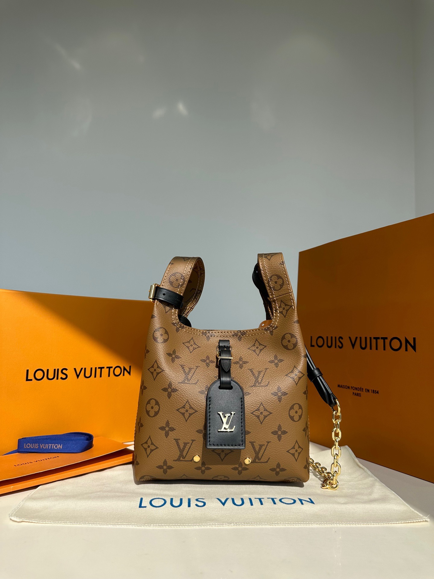 Louis Vuitton Flawless
 Handbags Crossbody & Shoulder Bags Buy Sell
 Bronzing Monogram Canvas Cowhide