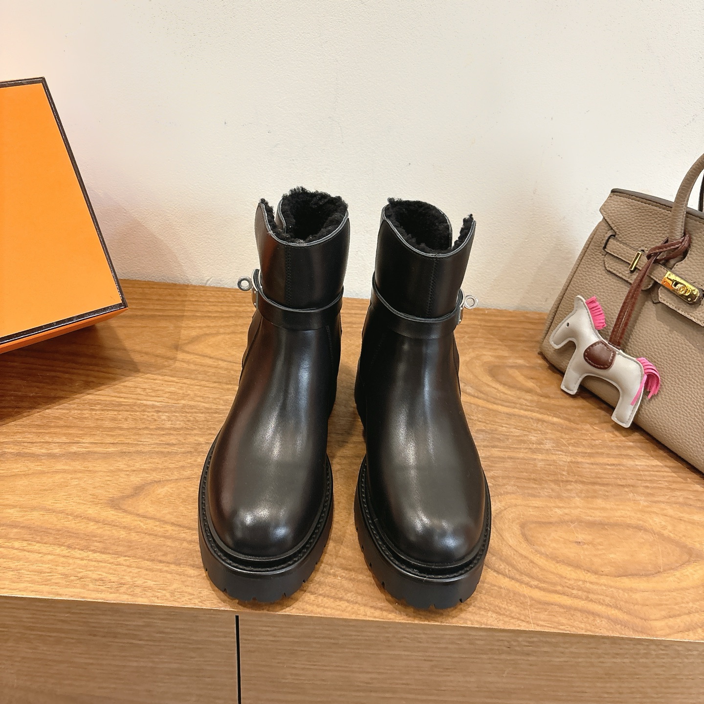 NO:629945,Hermes fw25new arrival~ H Family 2025 Autumn and Winter Short Boots. Made of imported leather and sheep wool. The lining is super nice. The square toe pattern has been adjusted many times before it is shipped perfectly. It is an exclusive first release and the actual product is shot!  An incredibly comfortable one!  Double-layer Italian imported cow leather sole!  Top quality, size 35-39 can be ordered at 40.41, boots, hermes, boots, cowhide, sheep19860909Hermes fw25new arrival～ H家2025秋冬 短靴 进口皮料羊京材质,内里羊羔毛超nice 方头版型调整多次才完美出货,独家首发,实物均实拍！无比舒适的一款！ 双层意大利进口牛皮革鞋底！ 顶级精品 size35-39可定40.41,靴子,hermes,boots,cowhide,sheep,Women's Shoes