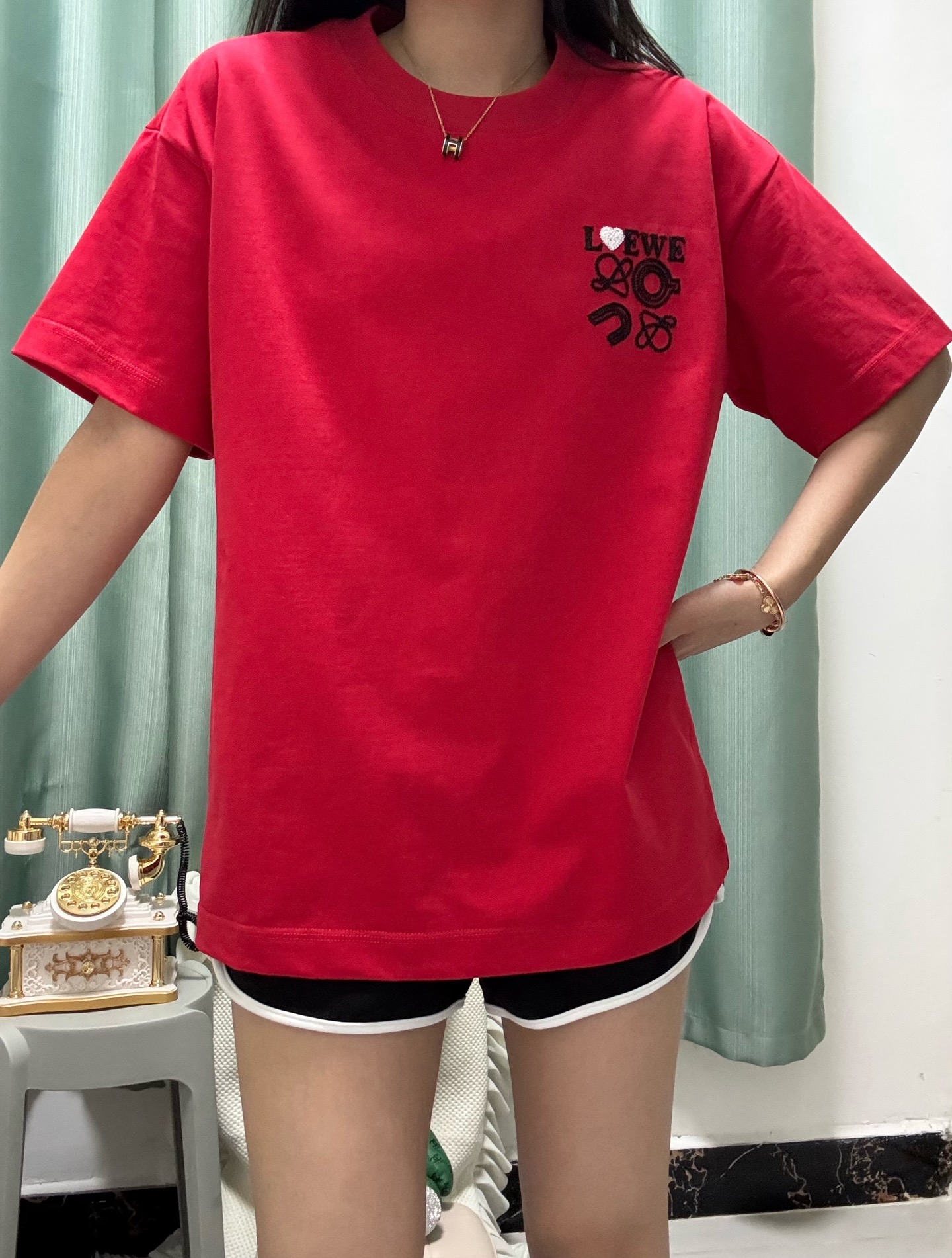 Referencia real del color rojo, unisex.