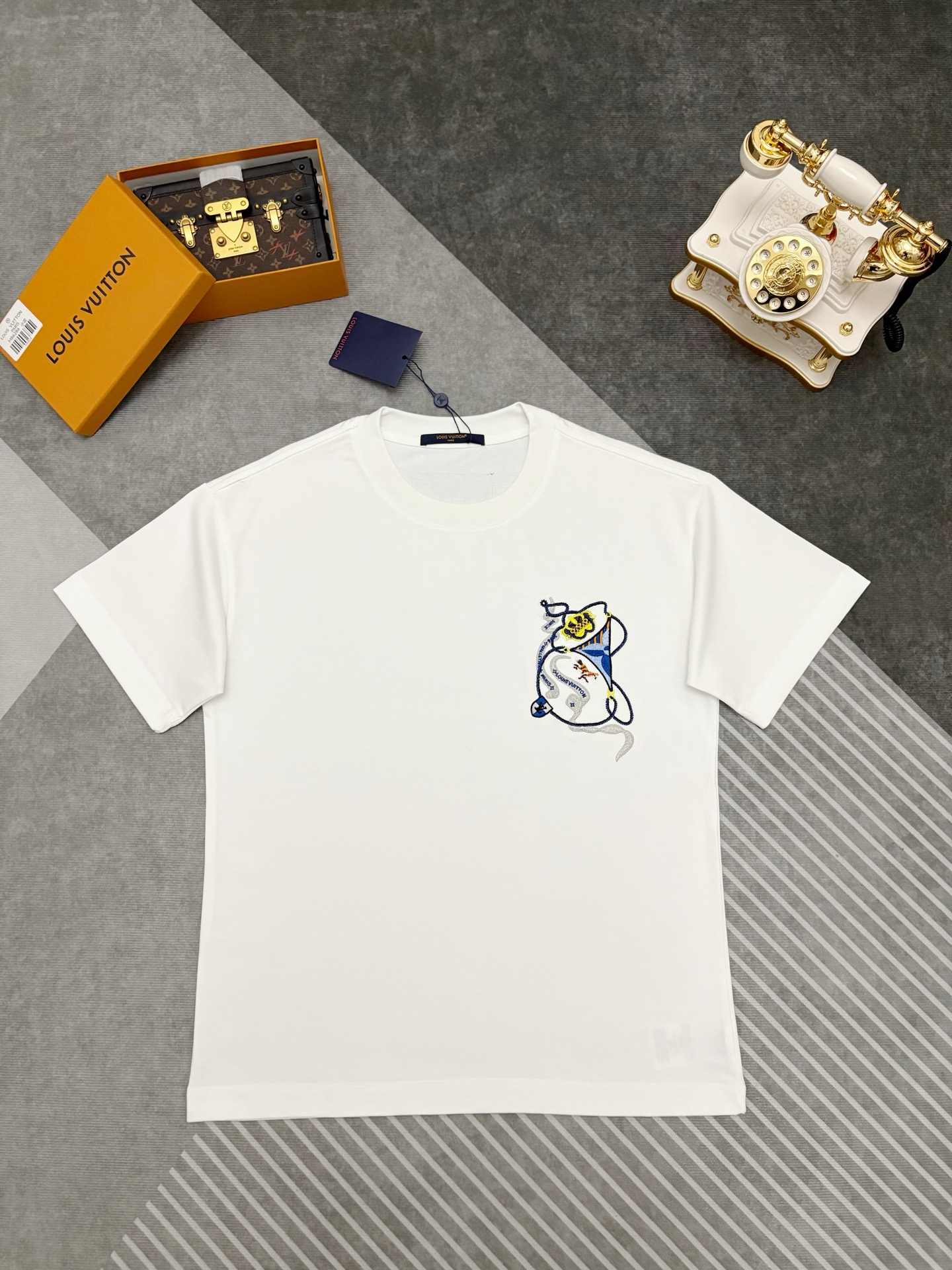 P125 LV Louis Vuitton camiseta de manga corta de algodón de alta densidad y alto conteo de hilos con bordado 【Producto …