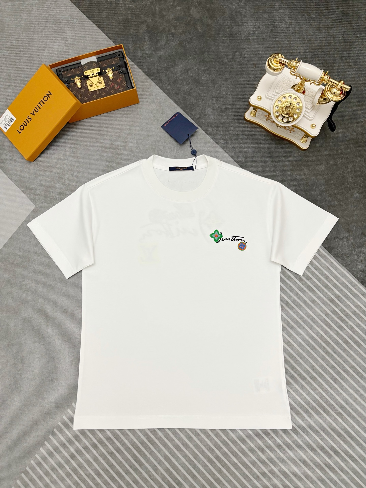 P125 LV Louis Vuitton Camiseta de algodón de manga corta con bordado 【Producto estrella de LV, joya de la tienda】 Nuevo…
