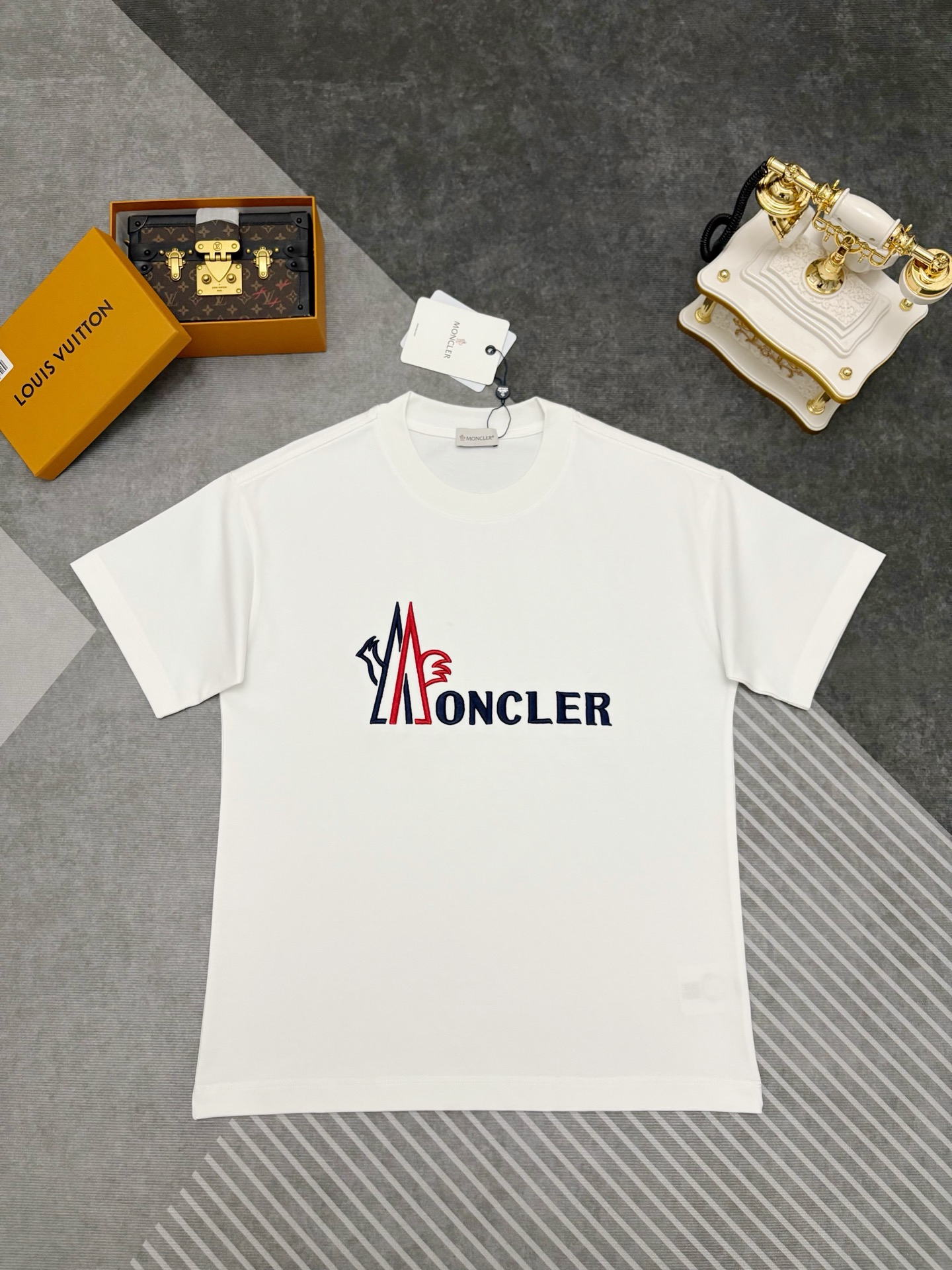 P135@ MONCLER Montclair (Moncler) camiseta de algodón con bordado, manga corta. 【El producto estrella de Moncler, tesor…