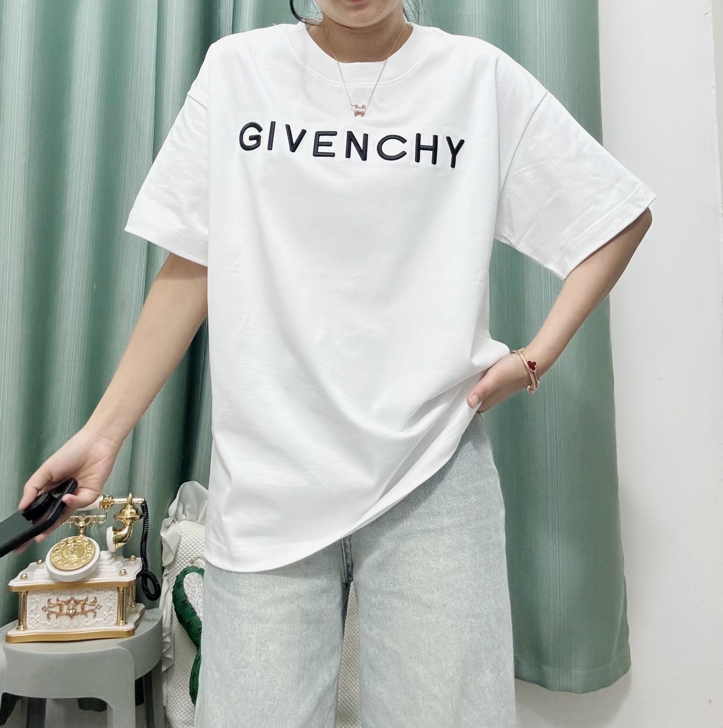 P135 @ GIVENCHY (Givenchy) Camiseta de manga corta de algodón bordada [El producto estrella de GIVENCHY, el tesoro de l…