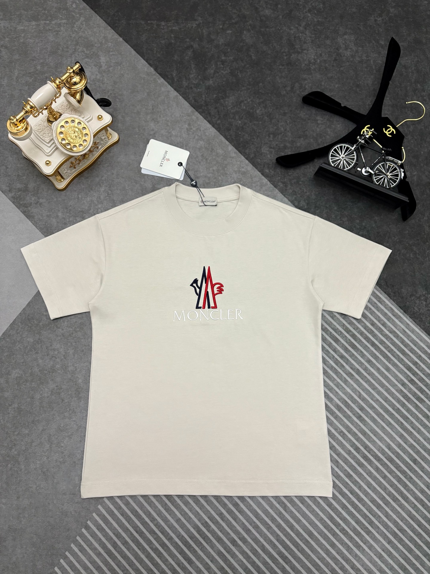 P135@ MONCLER Montclair (Moncler) camiseta de algodón con bordado, manga corta. 【El producto estrella de Moncler, tesor…