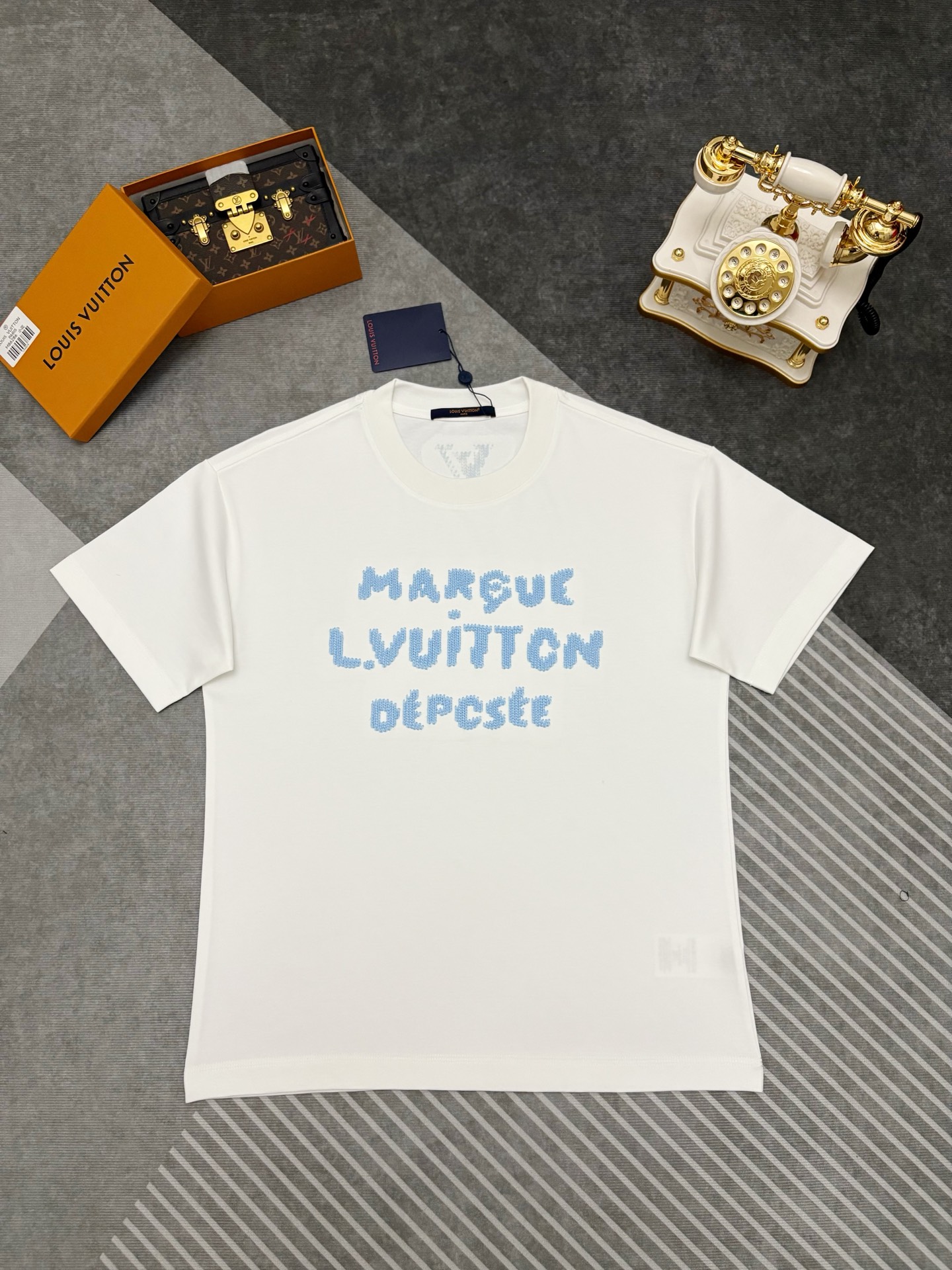 P125 LV 路易威登刺绣高支高密棉质短袖T恤 【LV王牌尖货，镇店之宝】春夏新款刺绣设计，高支高密面料高端百搭舒适大气，男女同款 LV王牌渠道 秒杀市面上一切版本 只能说根本就不是一个级别的存在 不管是材质还是细节还原度以及工艺制作方…