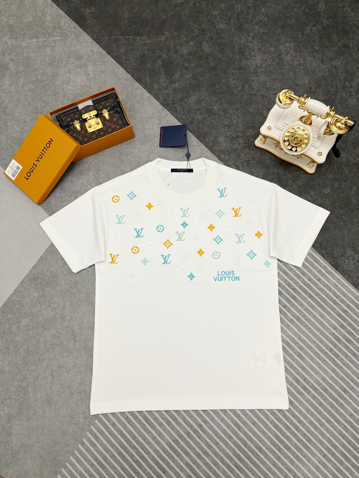 P125 LV T恤 de algodón bordado de Louis Vuitton 【Producto estrella de LV, joya de la tienda】 Nuevo diseño de bordado de …