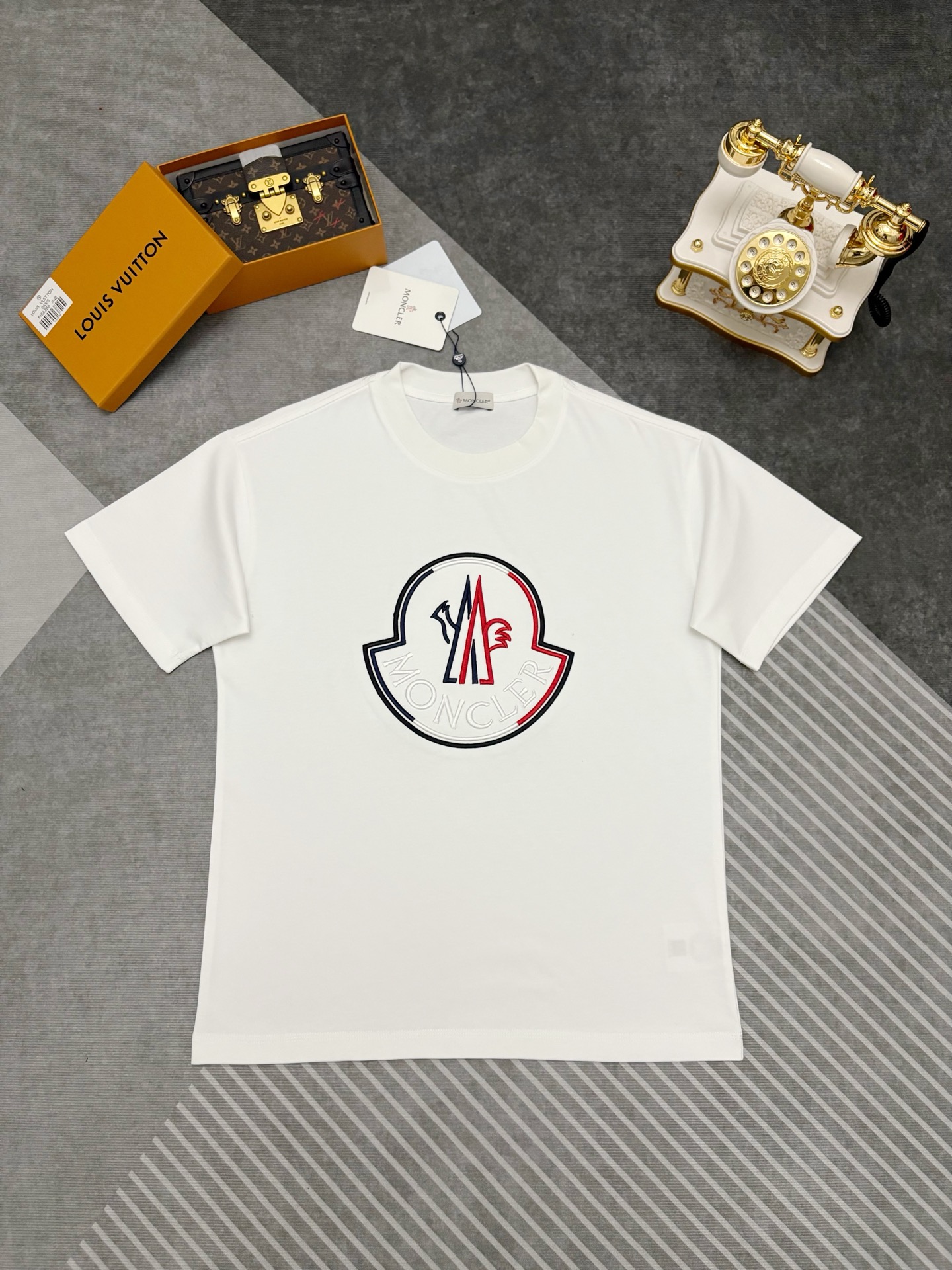 P135@ MONCLER Montclair (Moncler) camiseta de algodón con bordado, manga corta. 【El producto estrella de Moncler, tesor…
