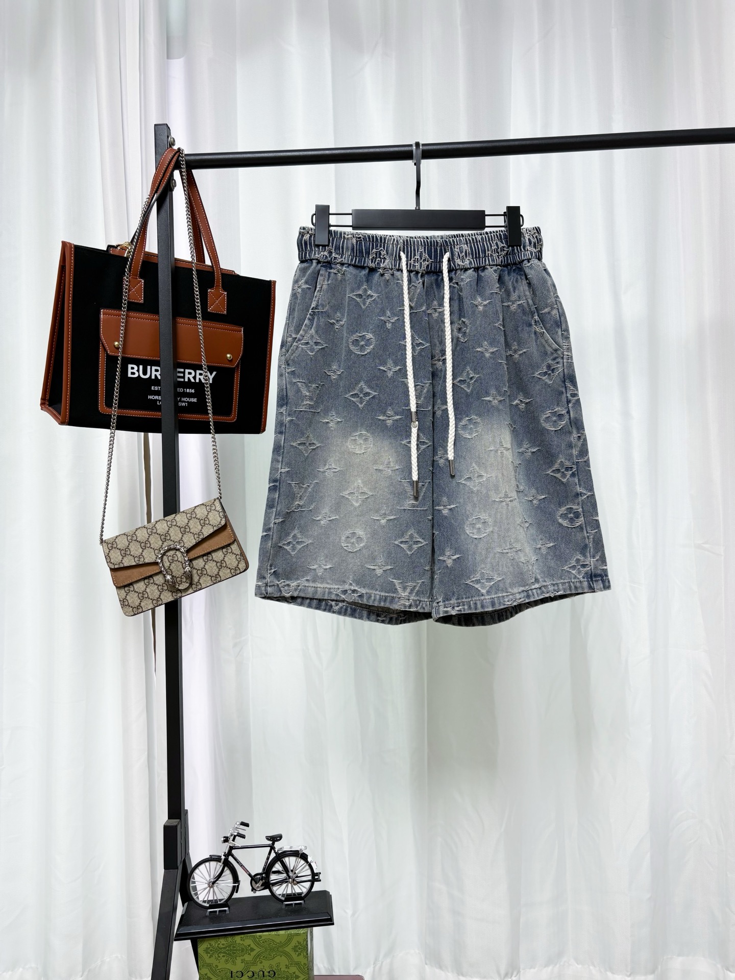 p125 LV Louis Vuitton Pantalones cortos de mezclilla lavados con jacquard completo, confeccionados con tela de mezclill…
