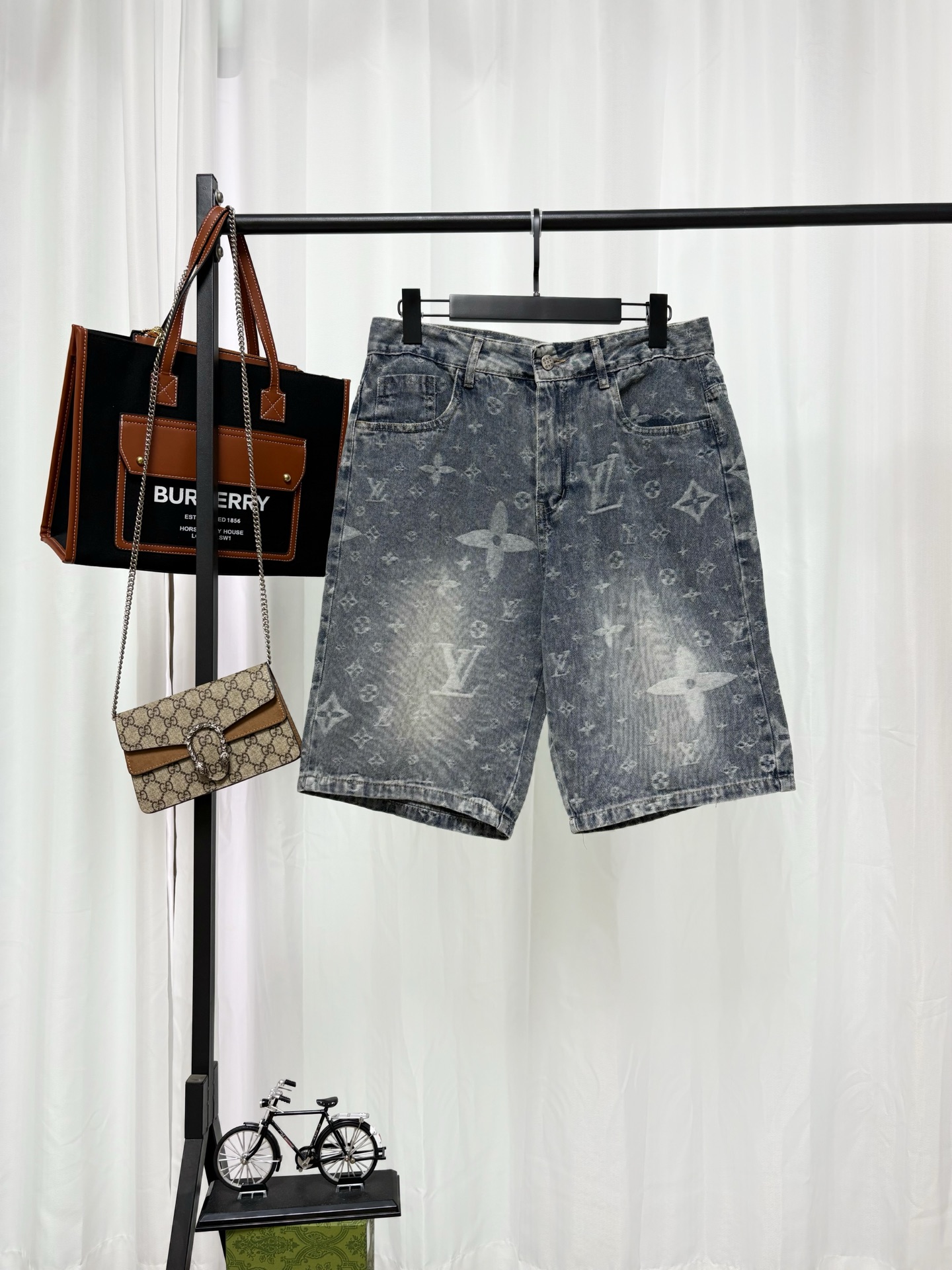 P125 LV Pantalones cortos de mezclilla lavados con estampado Monogram completo, tela de mezclilla pesada lavada y desga…