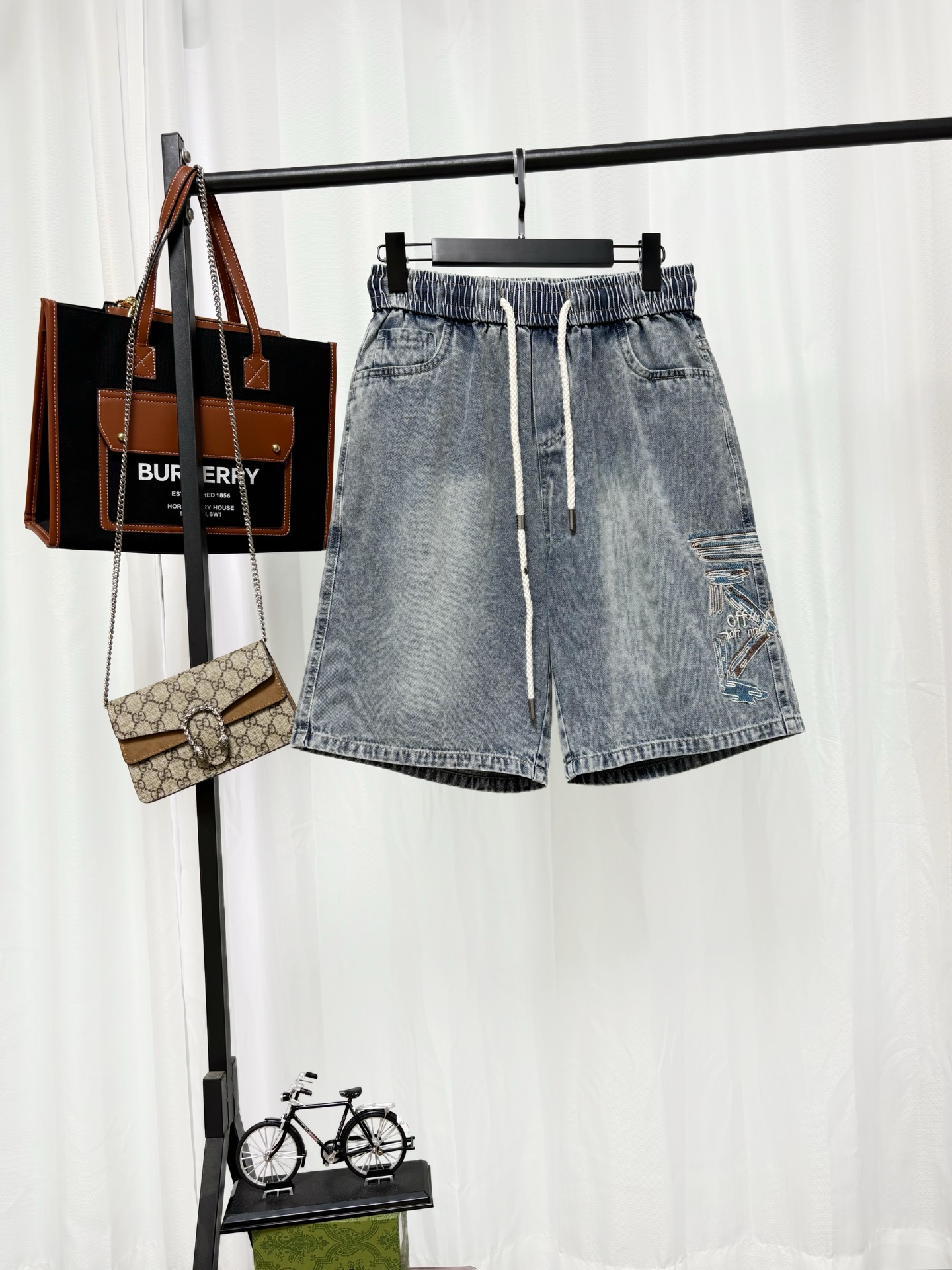 p135@✨ Off-White pantalones cortos vaqueros con flecha bordada y lavado a la piedra, tejido vaquero suave lavado azul c…