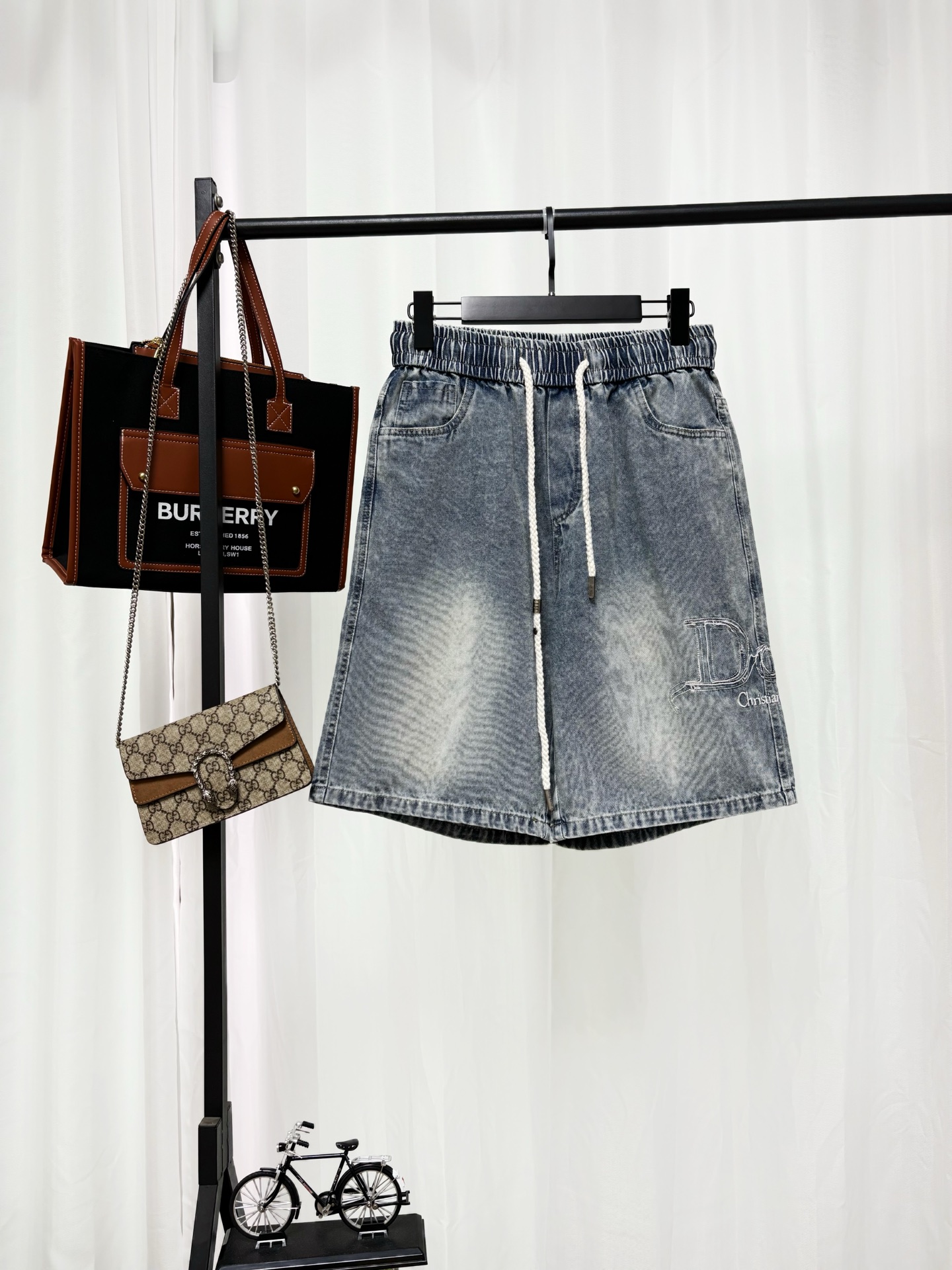 p135@✨ Christian Dior Los pantalones cortos de mezclilla lavados con letras bordadas de Christian Dior están hechos de …