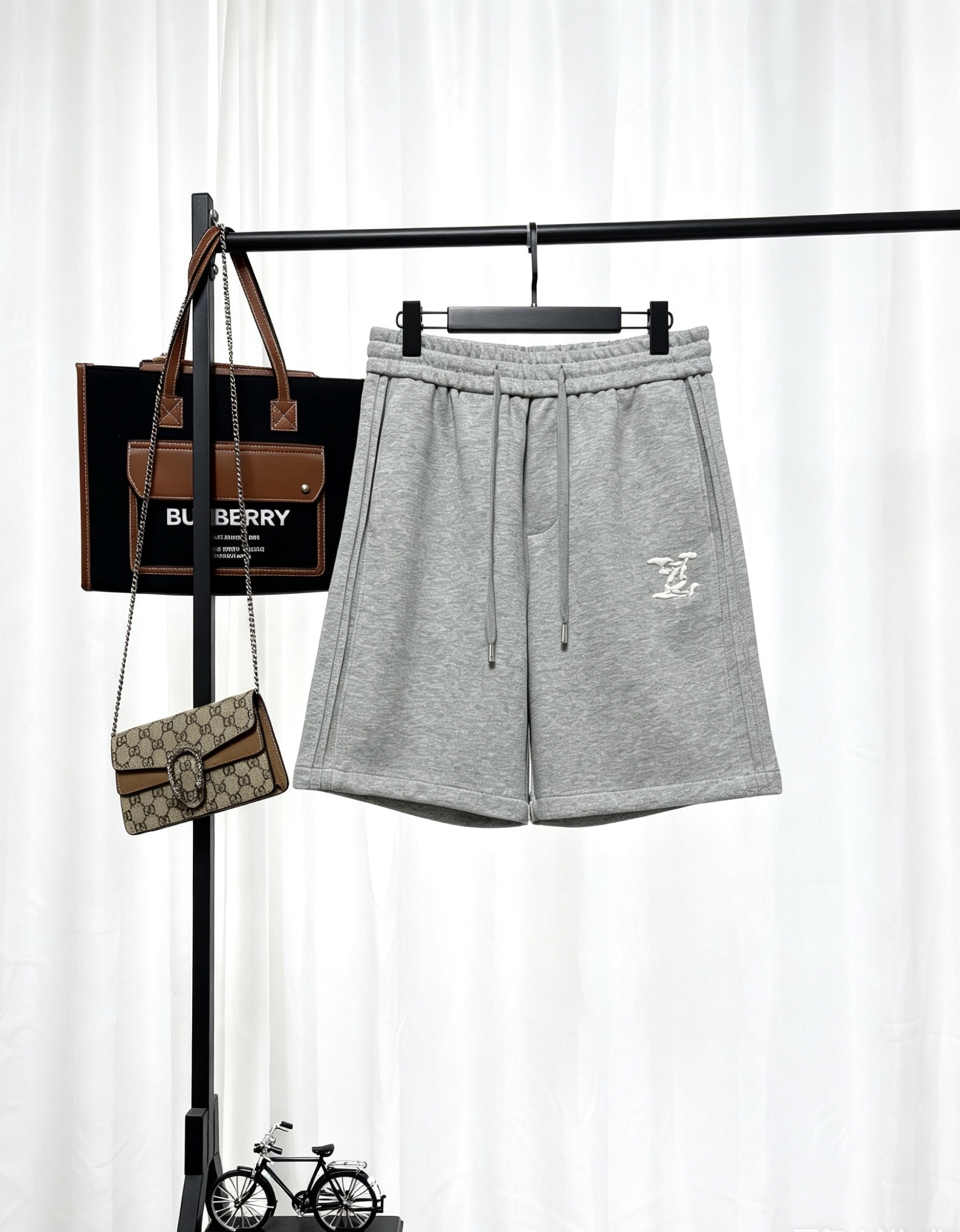 p130 LV (Louis Vuitton) Pantalones cortos deportivos de punto casual, con un exquisito patrón de caballero bordado en b…