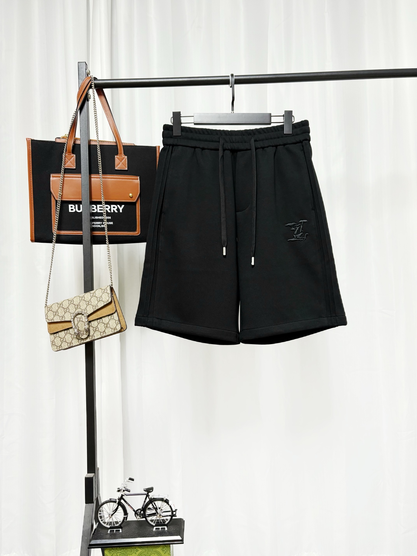 P130 LV (Louis Vuitton) Pantalones cortos deportivos de punto casual, con un exquisito patrón de caballero bordado en n…