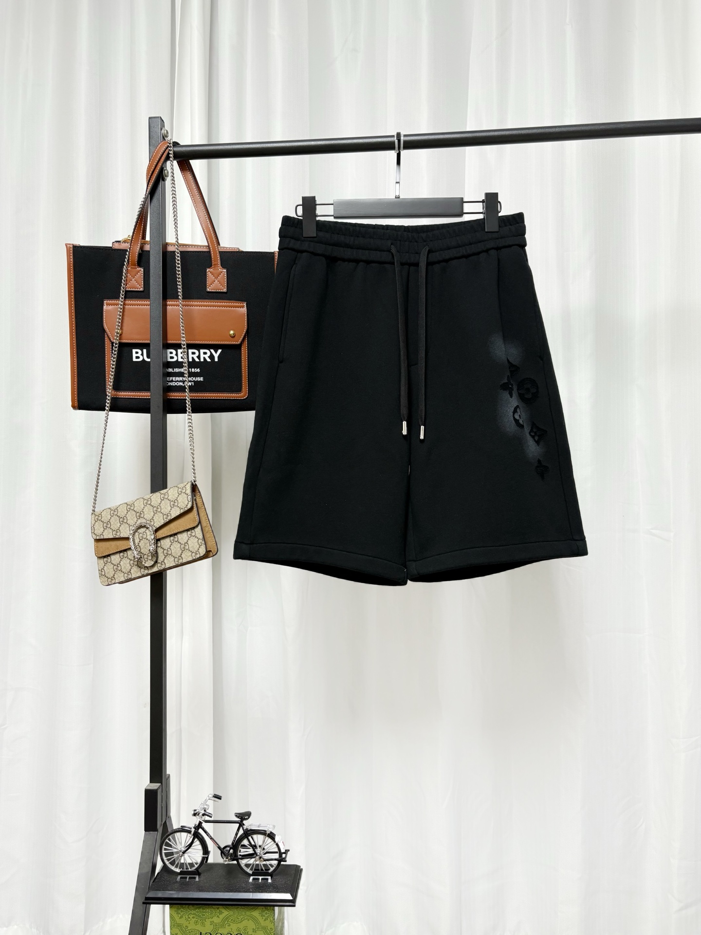 P130 LV (Louis Vuitton) pantalones cortos deportivos de estilo casual de lujo. Utiliza tejido de algodón pesado y suave…