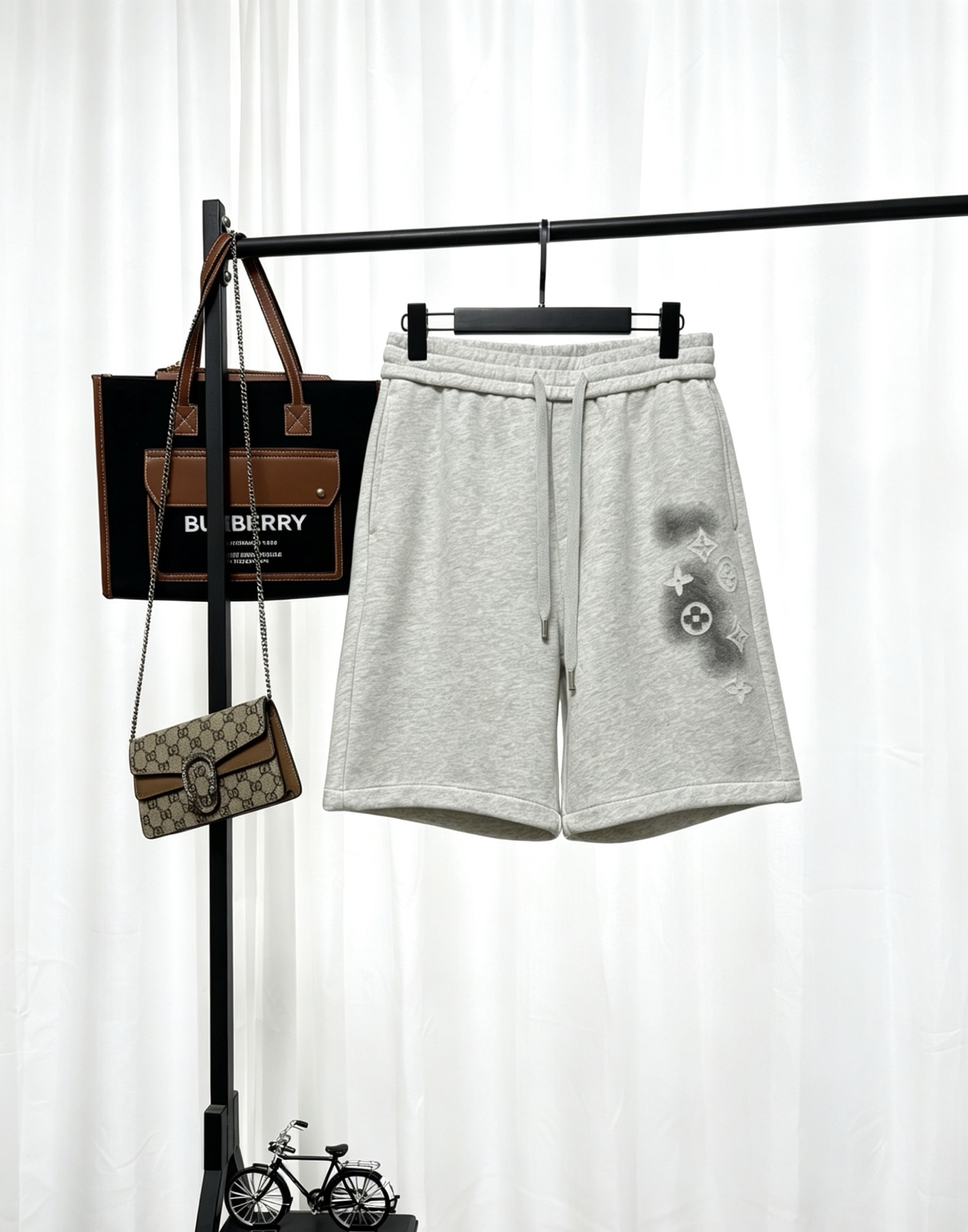 P130 LV (Louis Vuitton) pantalones cortos deportivos de estilo casual de lujo. Utiliza tejido de algodón pesado y suave…