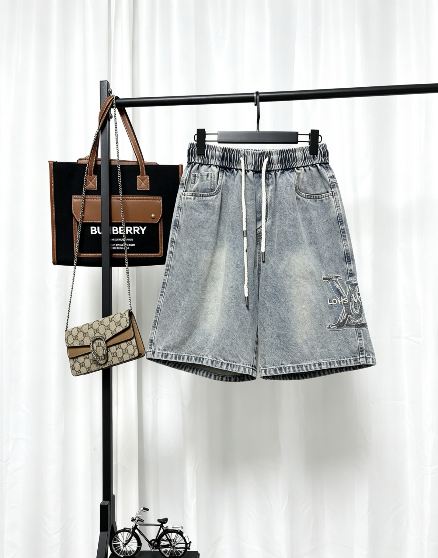 P125 Louis Vuitton (Louis Vuitton) LV pantalones cortos de mezclilla lavados. El bordado de las letras LV grandes en el…