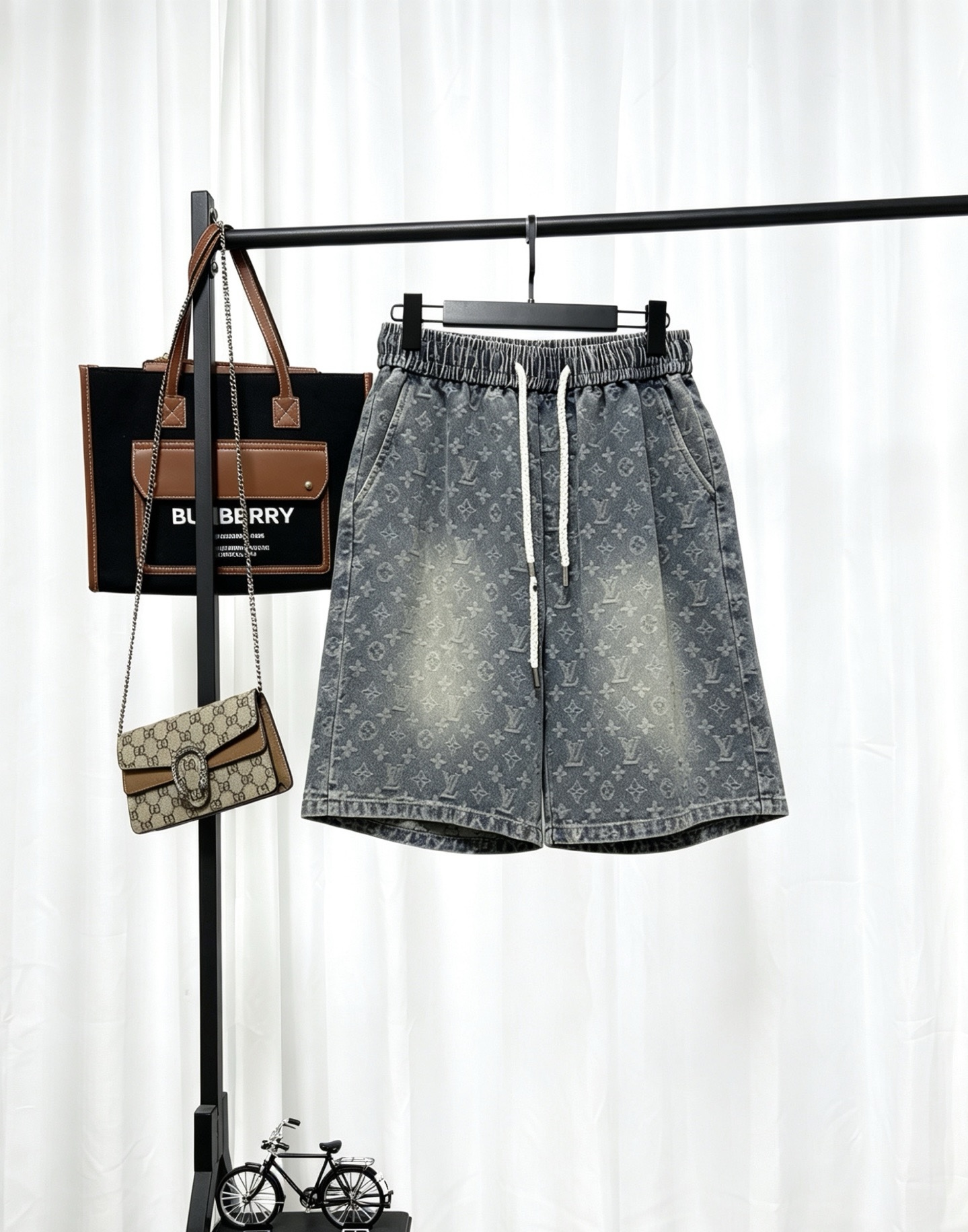 P125 LV Louis Vuitton pantalones cortos de mezclilla con jacquard completo. Utiliza tela de mezclilla suave, con lavado…
