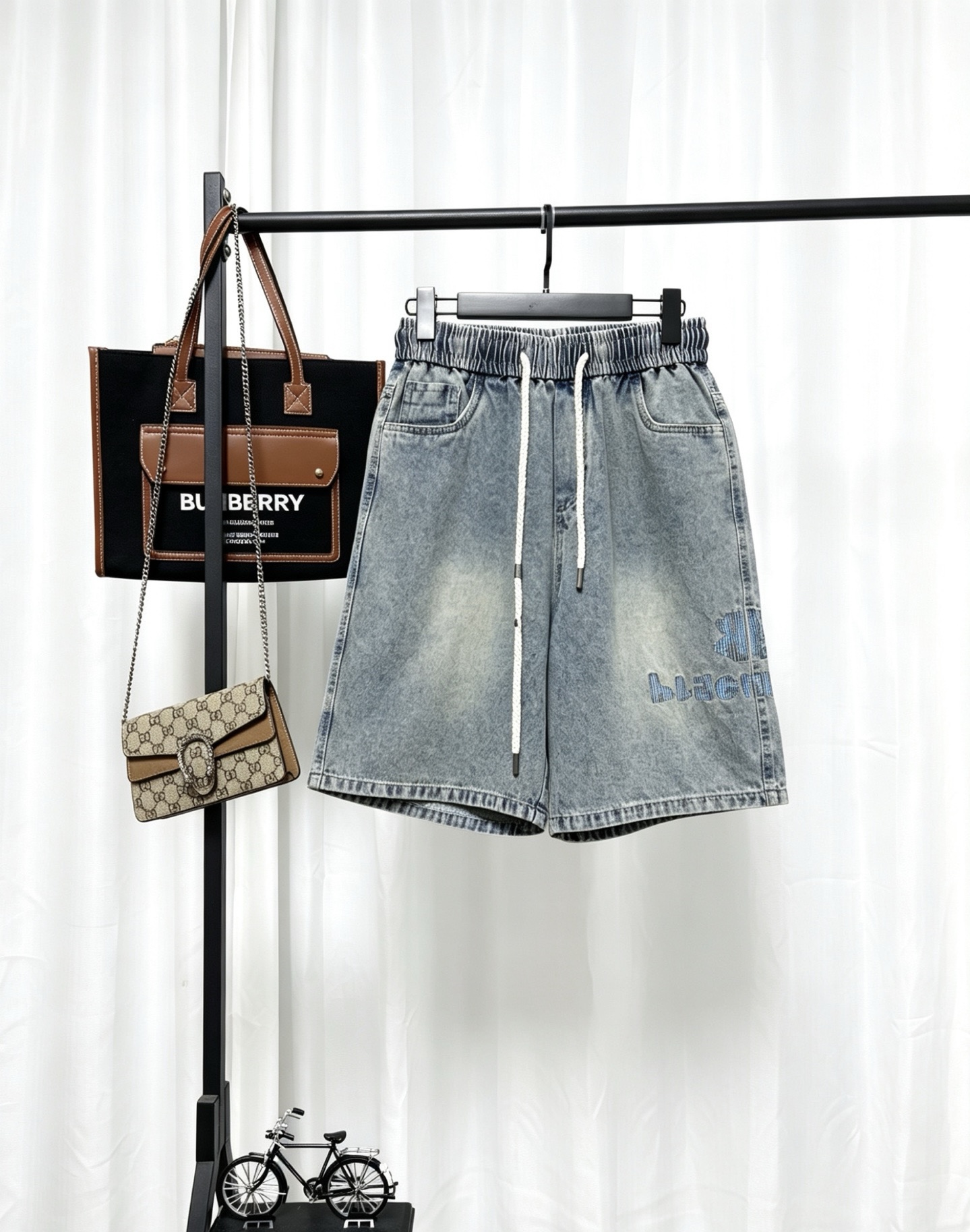 P125 Pantalón corto de denim lavado Balenciaga. Los lados de los pantalones están decorados con una gran superficie de …
