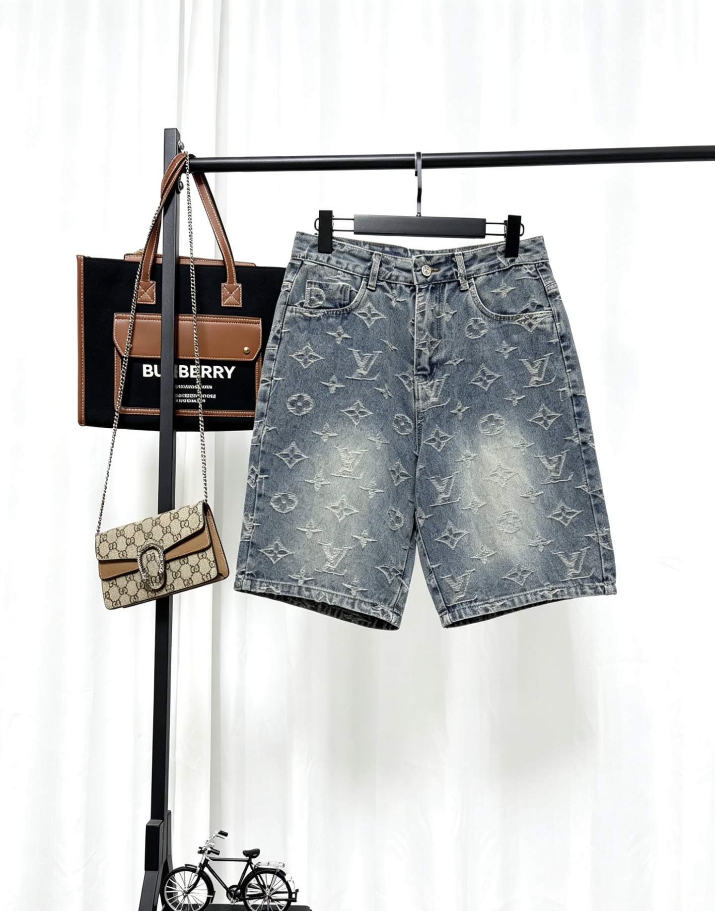 P125 Louis Vuitton (Louis Vuitton) pantalones cortos de mezclilla con técnica de corte floral y patrón completo. Los 'L…