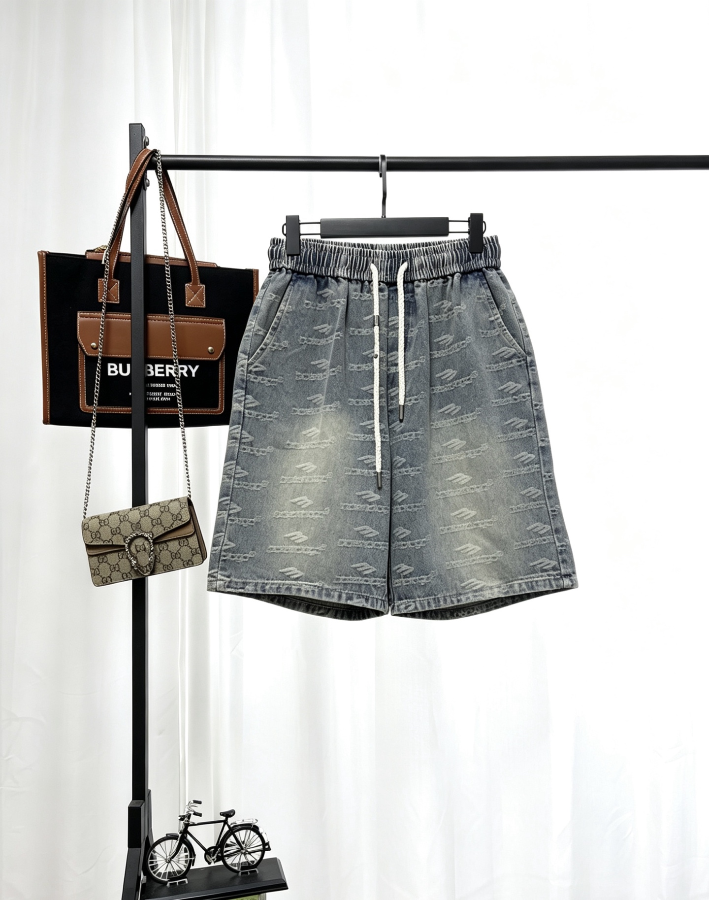 P125 Pantalones cortos de mezclilla jacquard de alto lujo Balenciaga. Todo el cuerpo está estampado con el exclusivo pa…