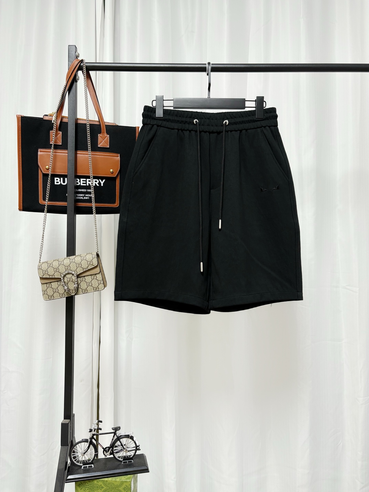 p140@✨ Fendi serie Monstruo, pantalones cortos casuales de cinco puntos. Tejido transpirable de alta calidad con tacto …
