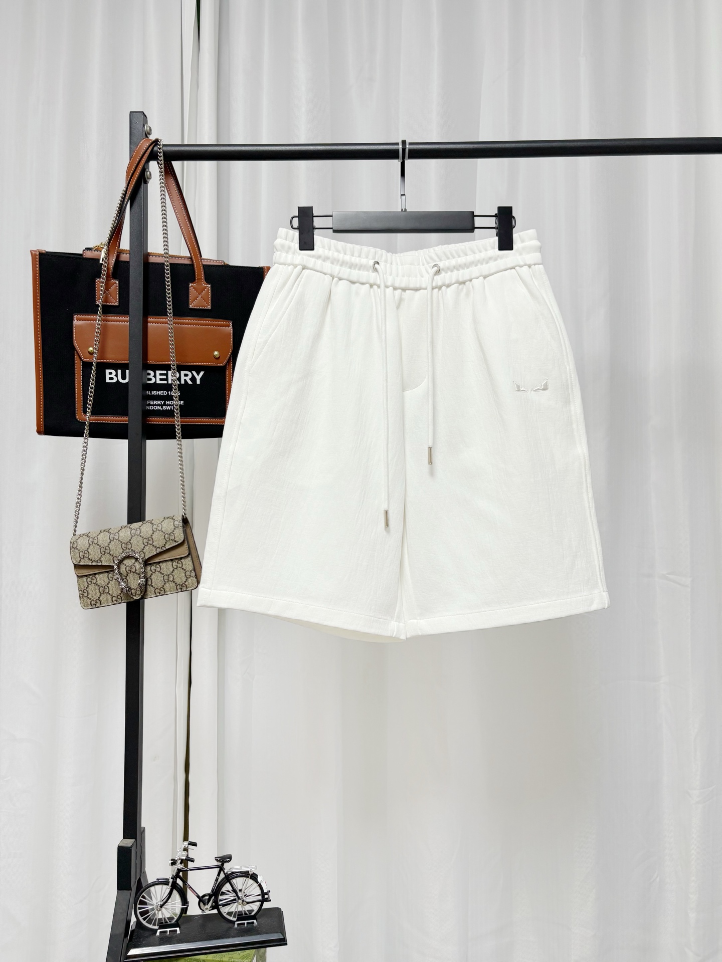 p140@✨ Fendi serie Monstruo, pantalones cortos casuales de cinco puntos. Tejido transpirable de alta calidad con tacto …
