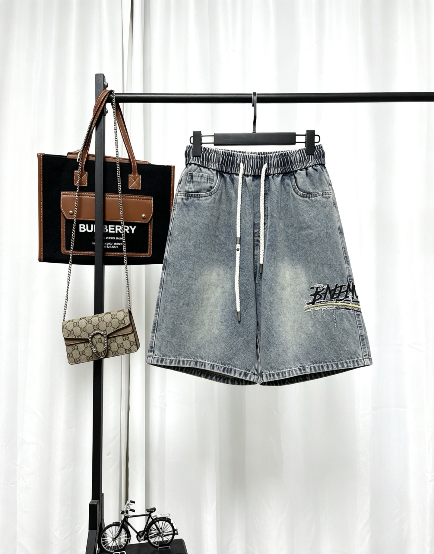 Los pantalones cortos de mezclilla P125 Balenciaga de edición limitada están hechos de tela de mezclilla retro pesada t…