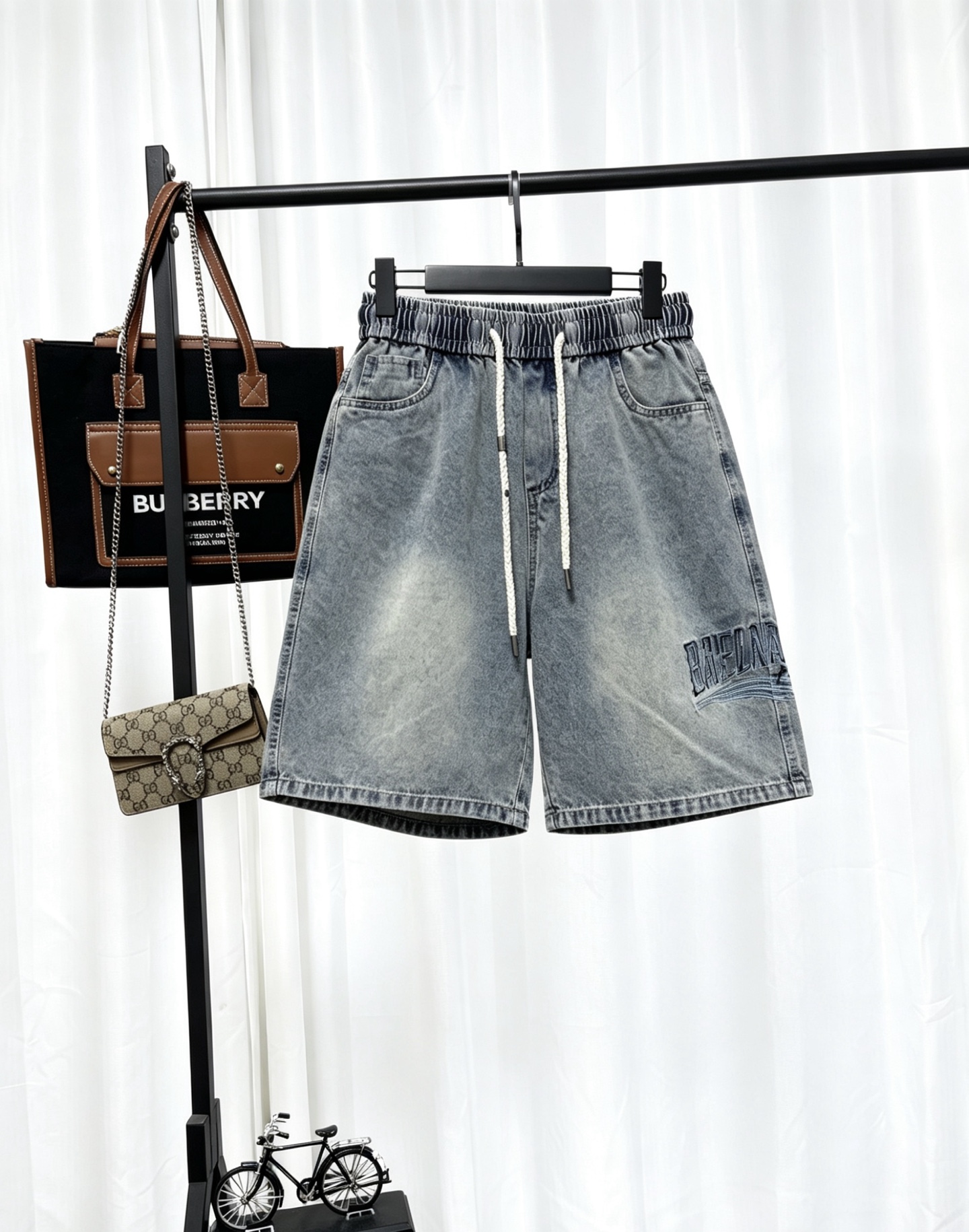 P125 Shorts vaqueros vanguardistas de alto lujo Balenciaga. Estos pantalones cortos de mezclilla resistentes de Balenci…