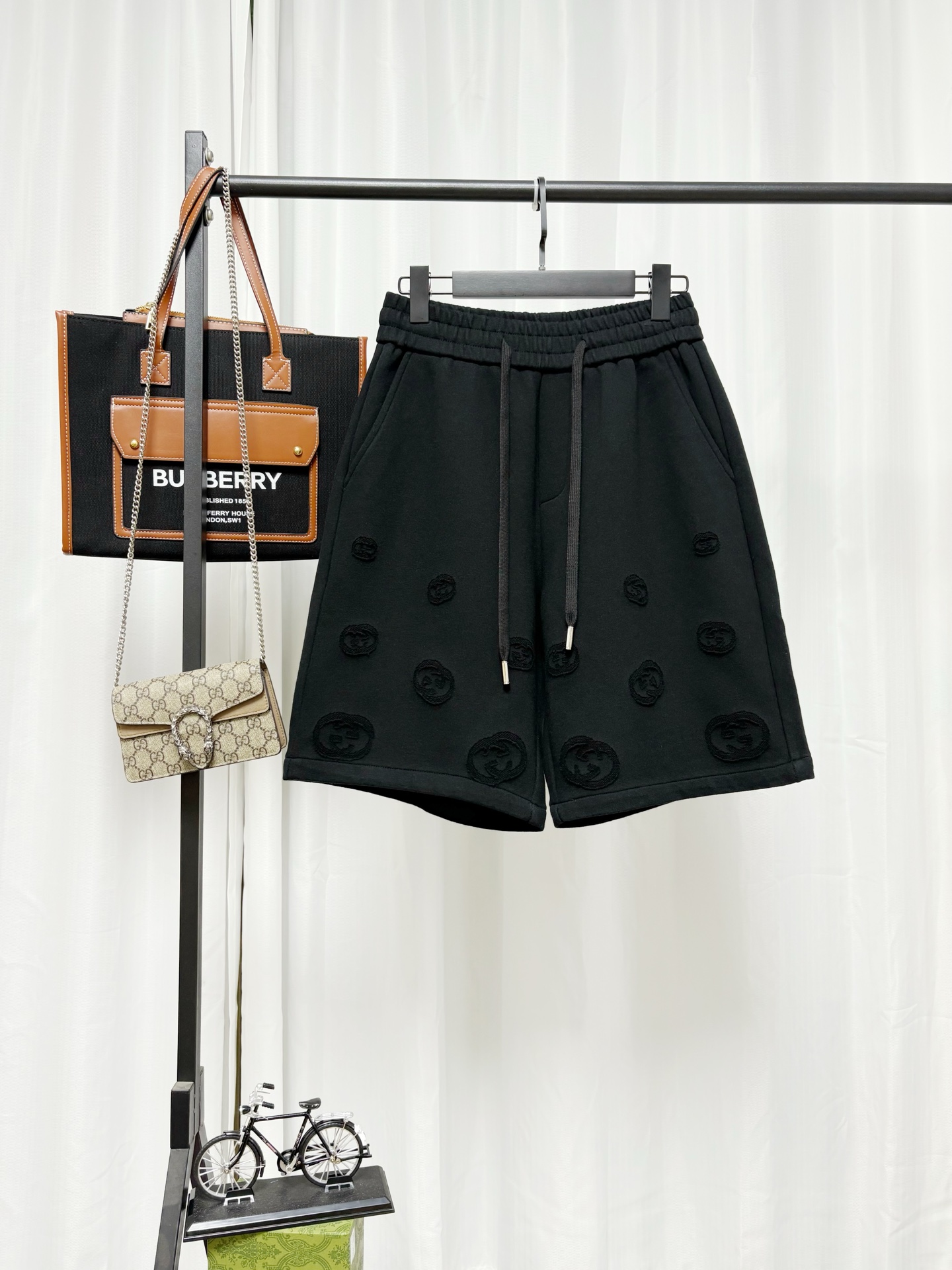 p140@✨ Gucci (Gucci) Pantalones cortos deportivos de ocio italianos de primera calidad. Pantalones cortos negros en gen…