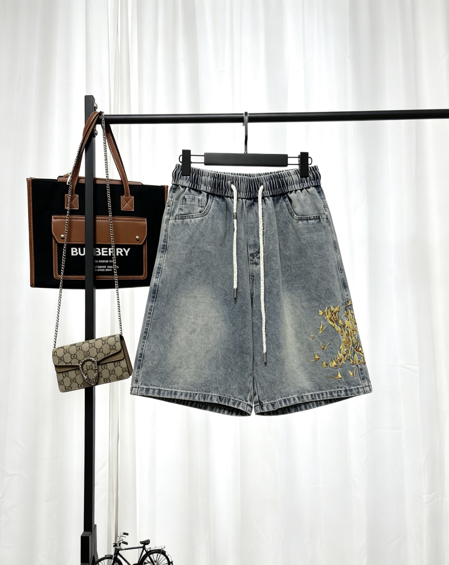 P125 Louis Vuitton pantalones cortos de mezclilla. Utiliza tela de mezclilla pesada con lavado vintage, con un tono azu…