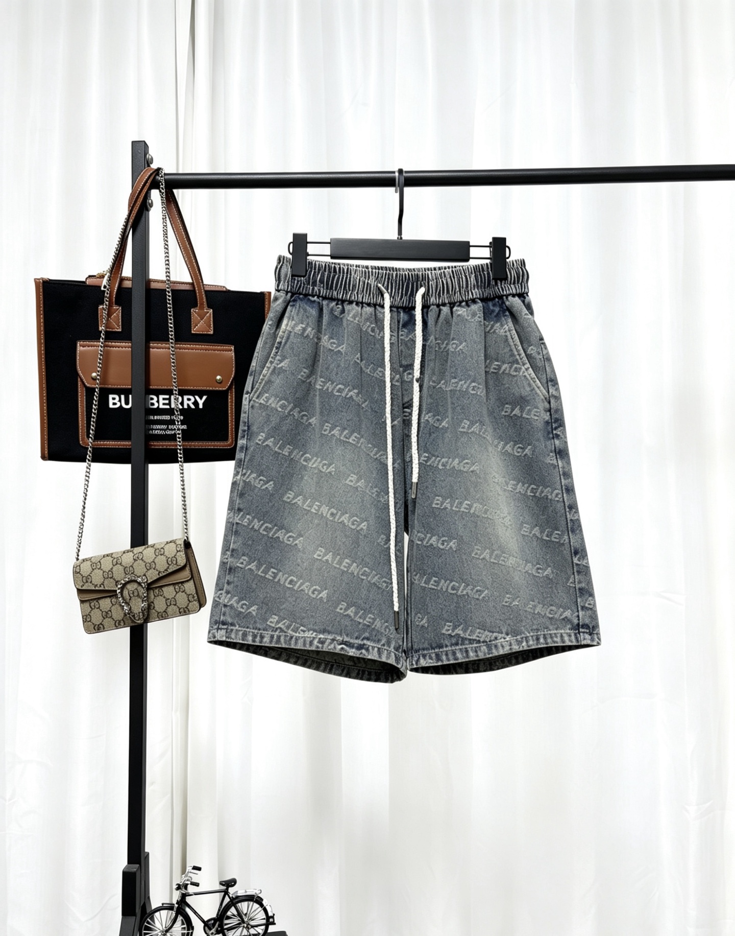 P125 Balenciaga (Balenciaga) Los mejores pantalones cortos de mezclilla de lujo de Francia están hechos de tela vaquera…