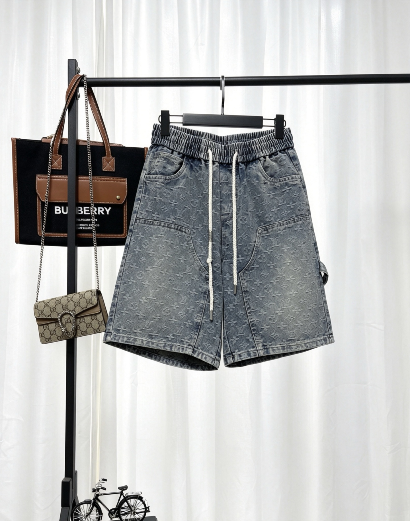 P125 Louis Vuitton (Louis Vuitton LV) pantalones cortos de mezclilla. Louis Vuitton (Louis Vuitton, LV), marca de lujo …