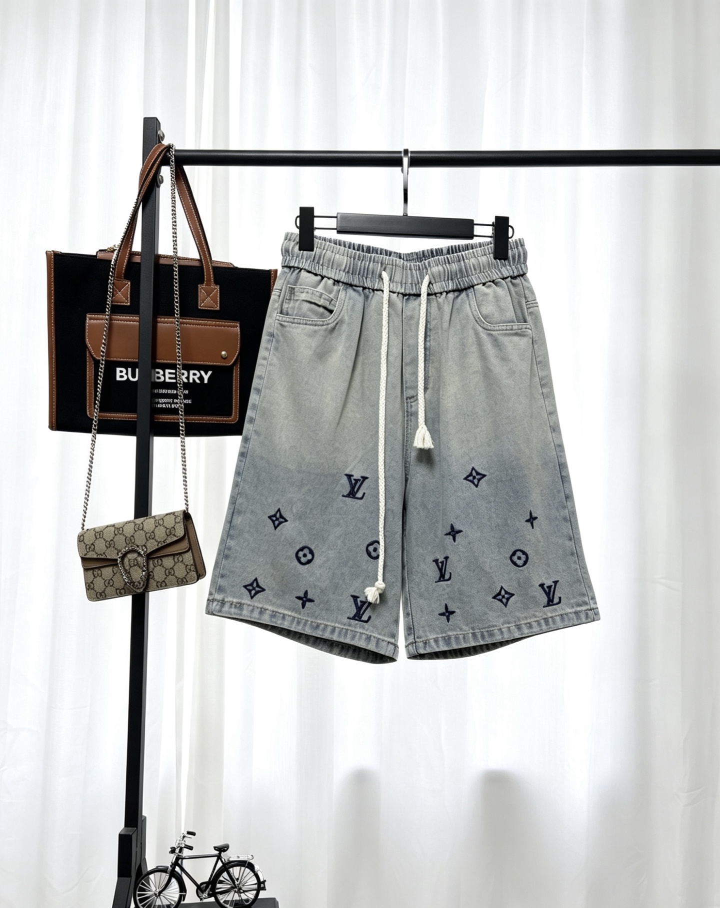 P125 Louis Vuitton (Louis Vuitton/LV) pantalones cortos de mezclilla casual de lujo, con el clásico Monogram de LV bord…
