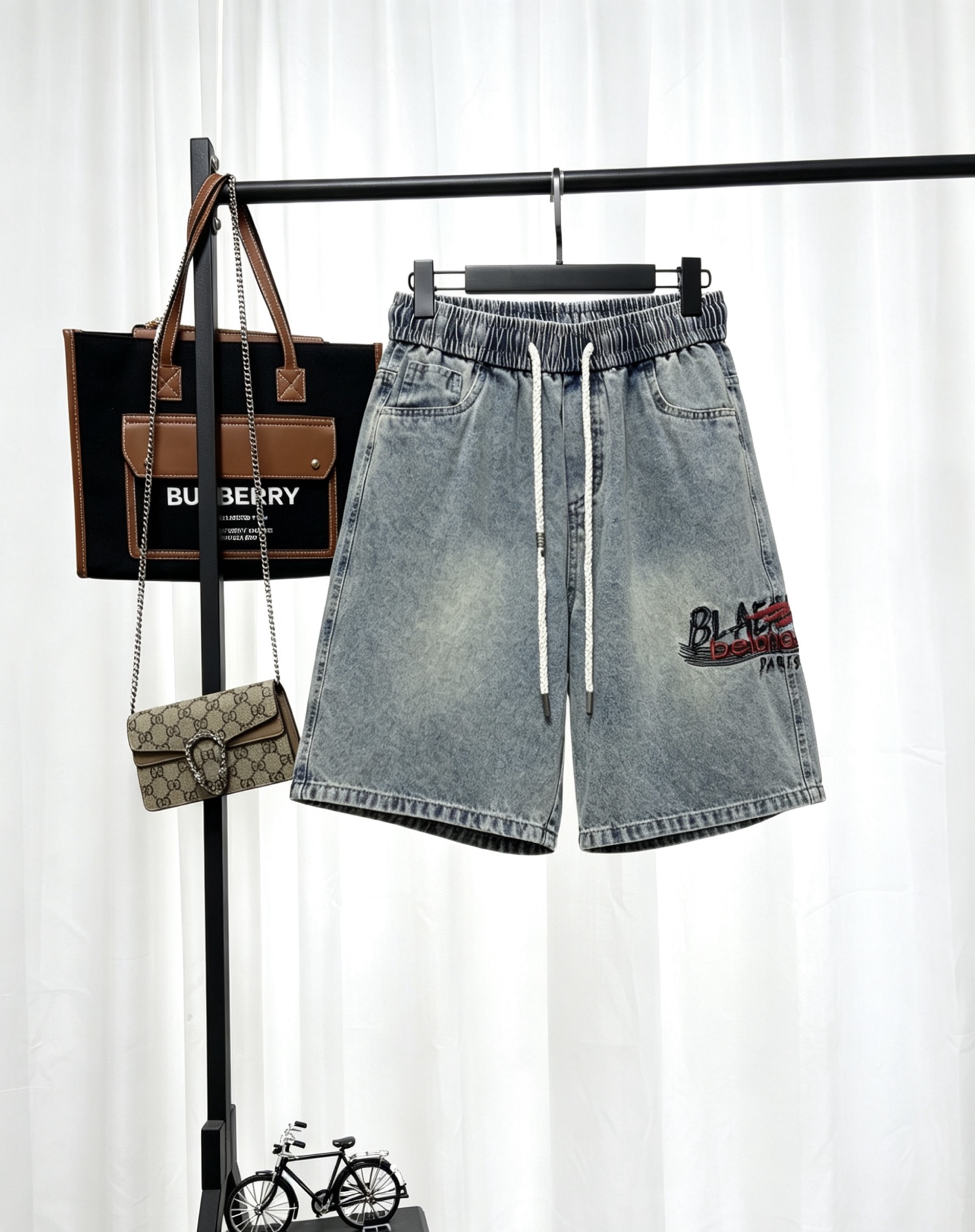 P125 BALENCIAGA Short denim bordado Balenciaga. Exclusivo bordado tridimensional de alta resistencia. El lateral de los…