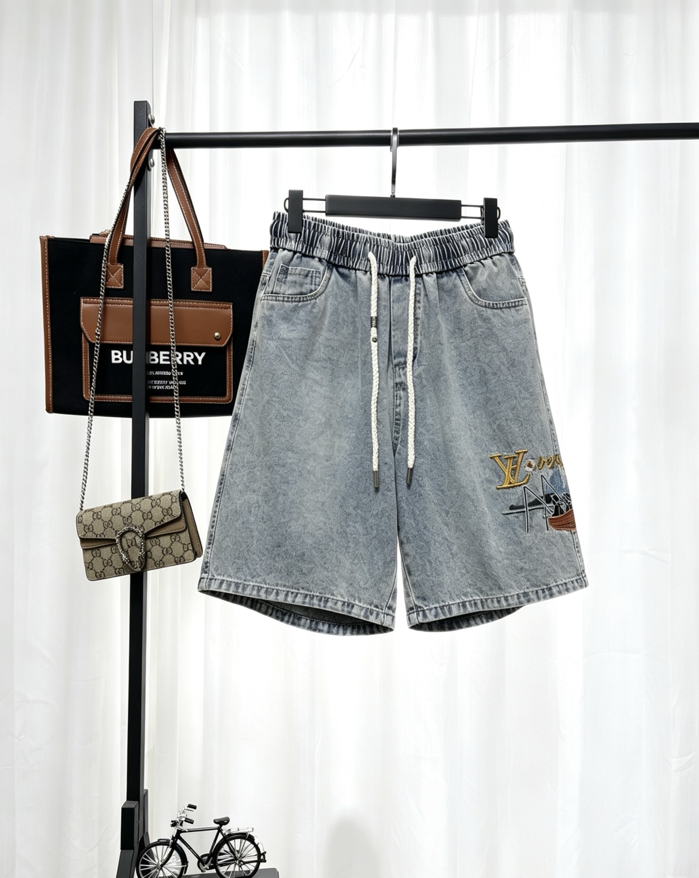 P125 Louis Vuitton (Louis Vuitton/LV) pantalones cortos de mezclilla de moda de lujo, el diseño clave en el lateral es …