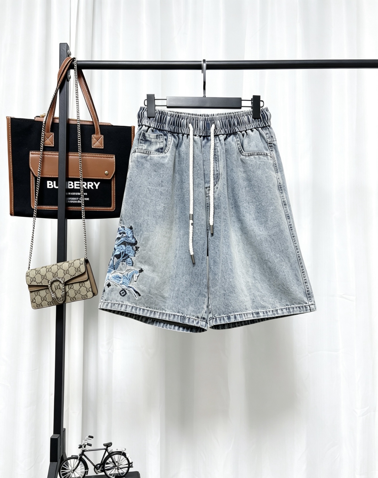 P125 Louis Vuitton (Louis Vuitton/LV) pantalones cortos de mezclilla de lujo, el punto clave del cuerpo es el bordado e…