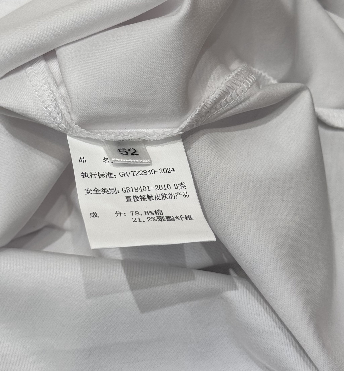 LOUIS VUITT*N路易威登*2025春夏新款男士休闲短袖t恤。重磅级尤物单品，外商客供全棉面料，高效透气性与吸湿性舒适性胜于任何棉品，垂感极佳，光泽度带来强烈的质感，赋予了时装精致和优雅的设计理念，骨灰级品质和面料控的必收的一款单品，给予男人最精致打扮。 尺码：M-3XL，1298-p210