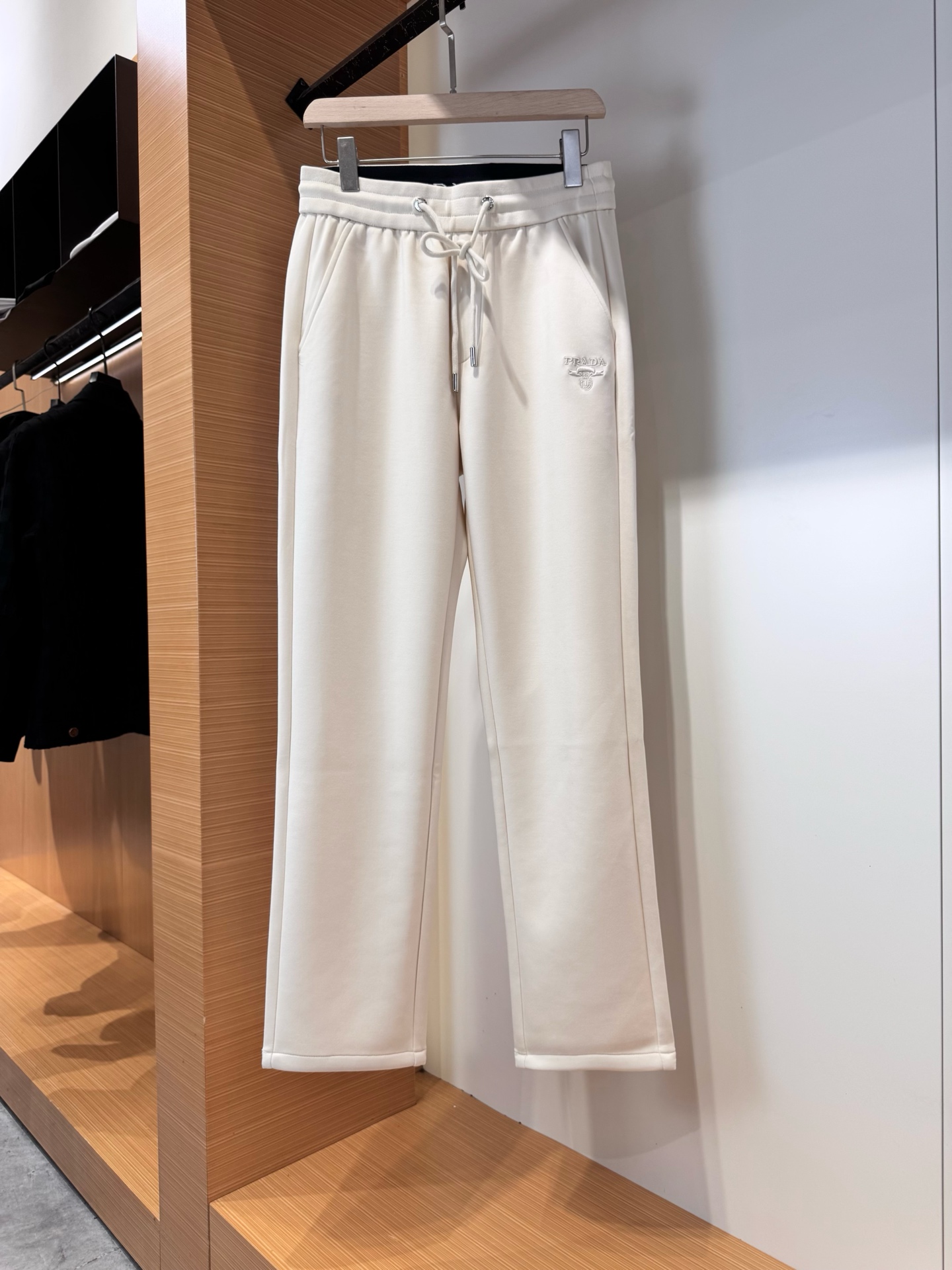 NO:520864,Prada PRADA 2025 Autumn Men's Leisure Pants Pure Cotton Fabric Leisure Pants, the latest top-body style is invincible!  This pants are very versatile, elastic waist, and can be worn for daily work. They are a perfect combination of fashionable and casual and outdoor sports, so whether you wear them normally or outdoors, they are your best choice. Extreme comfort and quick sweating are the most popular key points, improving the comfort of wearing and suitable for aerobics and trail running conditions. This style is a jogging casual pants with an extremely wide range of applications, allowing you to naturally maintain a love for sports in spring and summer, or you can wear them in casual life. Size M-3XL,,,prada,prada,alexander wang19860909普拉达 PRADA 2025秋季男士休闲裤 纯棉面料休闲裤,最新款上身版型无敌正！ 绝对可以闭眼收的一款 此款裤子非常百搭,弹力腰围,日常上班 户外运动都可以穿着,是时尚休闲与户外运动的完美结合,所以无论您平时穿或者户外穿都是您的最佳选择. 极致舒适和快速排汗是备受青睐的重点,提升穿着舒适度,适合有氧运动和越野跑条件下穿着,此款是一件适用范围极其广泛的跑步休闲裤,让你在春夏自然可以保持对运动热爱,也可以在休闲生活中穿着 尺码M-3XL,,,prada,prada,alexander wang,Men's clothing
