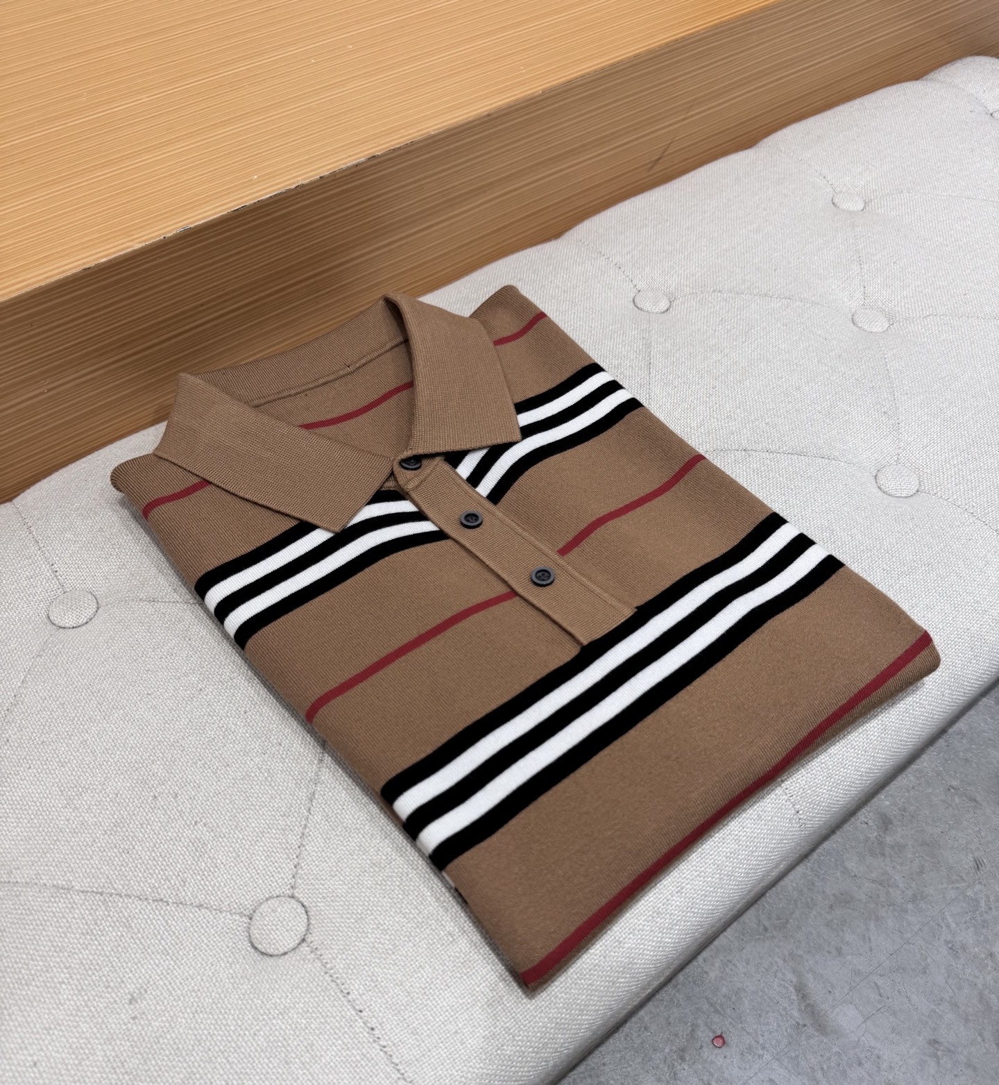 NO:523091,Burberry and 25SS autumn new imported blended knitted short-sleeved lapel Polo shirt. It is made of imported blended materials for customers. The fabric is dry and breathable, and is not easy to wear. The combination of cotton and mulberry silk enhances the luster and softness, is silky and delicate, and has a cool atmosphere!  The hollow jacquard weaving method of the clothes is soft and glutinous, not easy to deform, and has a full texture!  It is made with a German Stoll 16-pin special machine, which is close to the body and comfortable, and is neither picky about the figure nor age restrictions. Whether it is single or inner wear, it can be perfectly controlled in business occasions or casual fashion!  Size M-3XL, burberry, burberry, T-shirt, alexander wang19860909Bur巴宝莉、25SS秋季新款进口混纺针织短袖翻领Polo衫.采用客供进口混纺材质,面料干爽透气,不易磨损,棉与桑蚕丝的结合提升了光泽感与柔软度,丝滑细腻,自带清凉气息！衣身镂空提花织法,软糯不易变形,质感十足！采用德国Stoll 16针专机专做,贴身冰爽舒适,既不挑身形又没有年龄限制,无论是单穿还是内搭,在商务场合或休闲时尚中都能完美驾驭！尺码M-3XL,,,burberry,burberry,T-shirt,alexander wang,Men's clothing