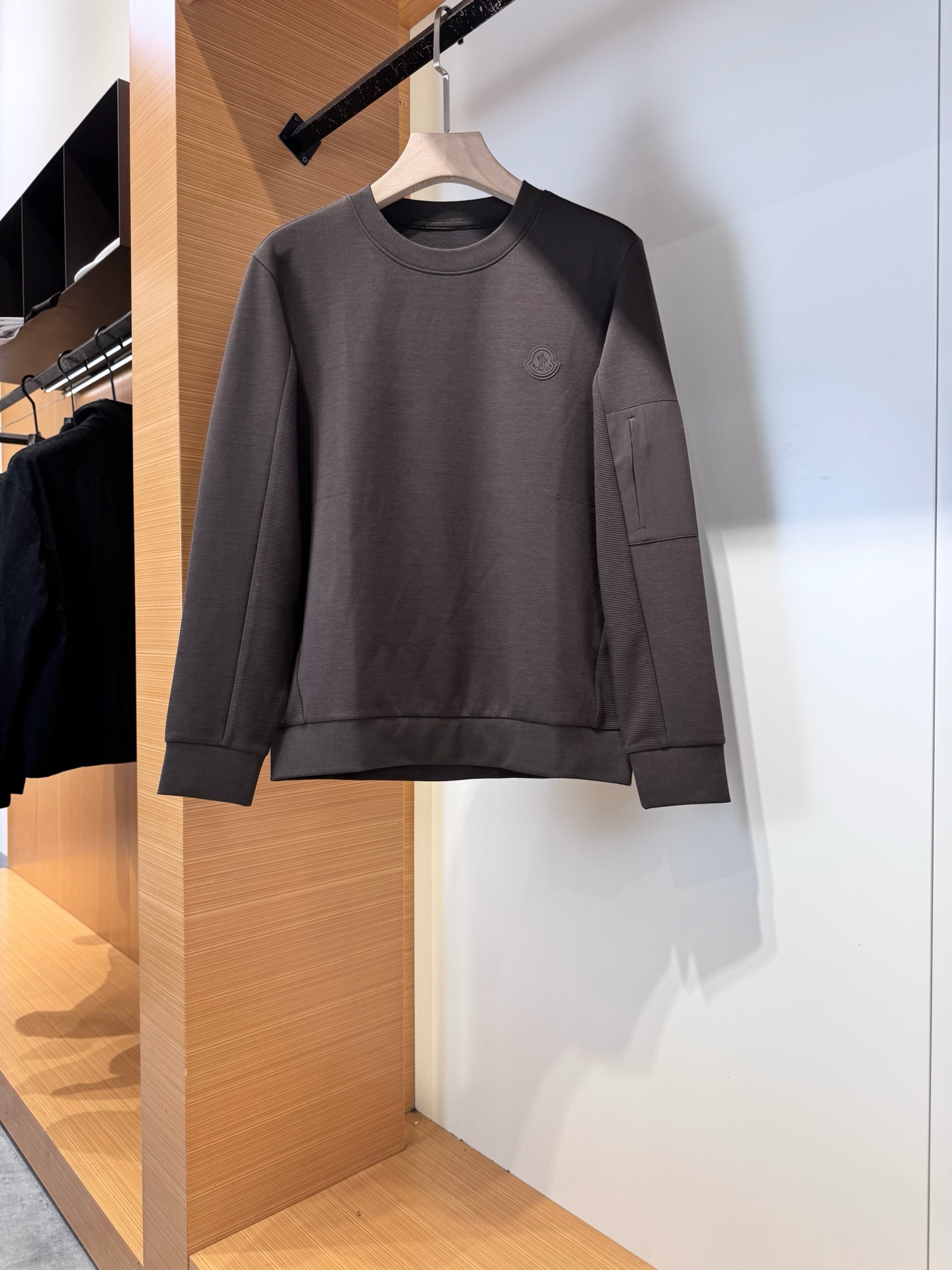 NO:524206,The new men's casual base sweatshirt in autumn and winter is a high-end version!  Modal blend fabric is breathable and comfortable, with impeccable details, and the brand element design concept reflects high quality. It feels delicate and soft!  It is casually cut, with a great upper body style!  Color brown black Size M-3XL, hoodie, sweatshirts, alexander wang19860909蒙*口秋冬新款男士休闲打底卫衣高端版本！莫代尔混纺面料 透气舒适度高,细节无可挑剔,品牌元素设计理念,体现高品质.手感细腻柔软！呈现休闲裁剪,上身版型超赞！颜色咖啡色 黑色 尺码M-3XL,,hoodie,sweatshirts,alexander wang,Men's clothing